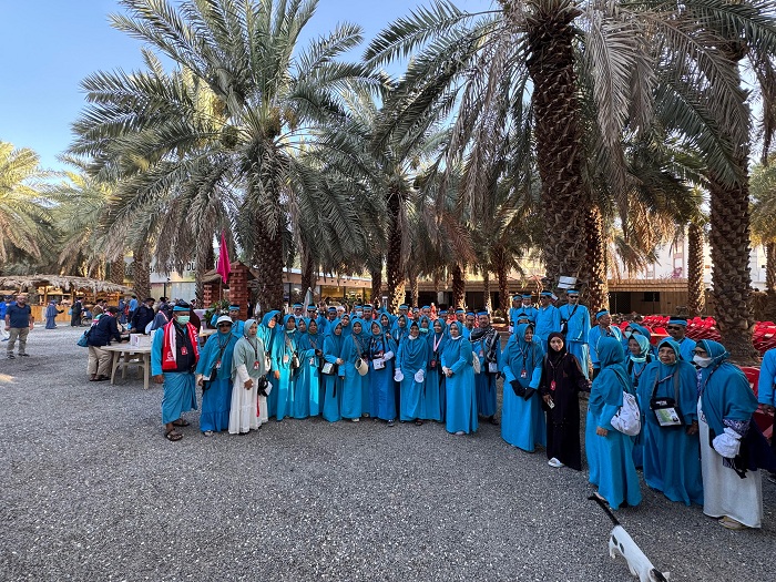 BERSAMA: Jemaah kloter 28 berwisata di Kebun Kurma, Madinah, Senin (12/5). (NURUL YAQIN UNTUK JPRM)