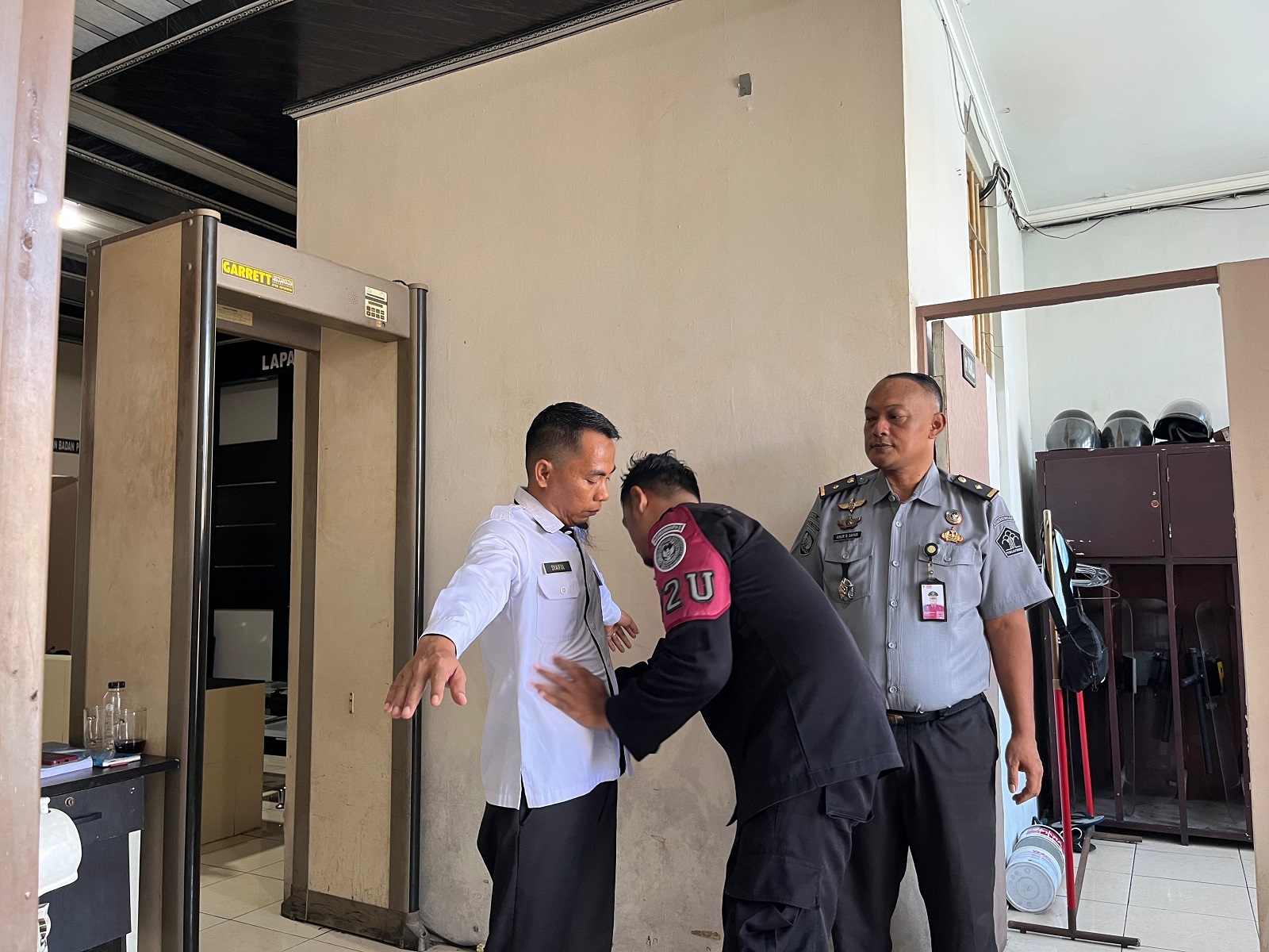KETAT: Petugas sipir memeriksa pejabat yang masuk ke Lapas Narkotika Kelas II-A Pamekasan, Rabu (7/5). (MOH. IQBAL AFGANI/JPRM)