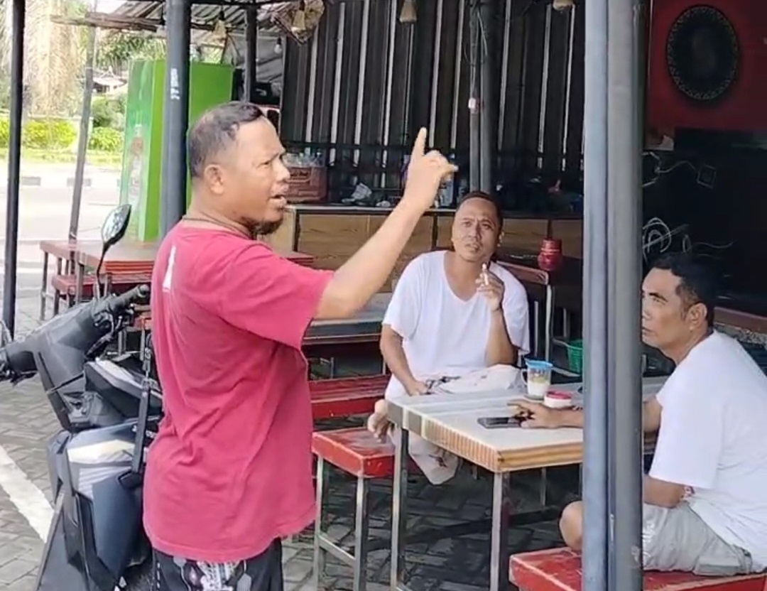PROTES: Ketua Paguyuban UMKM dan PKL Berteman Eks Stasiun PJKA Pamekasan Nur Faisal melakukan protes Minggu (11/5). (NUR FAISAL UNTUK JPRM)