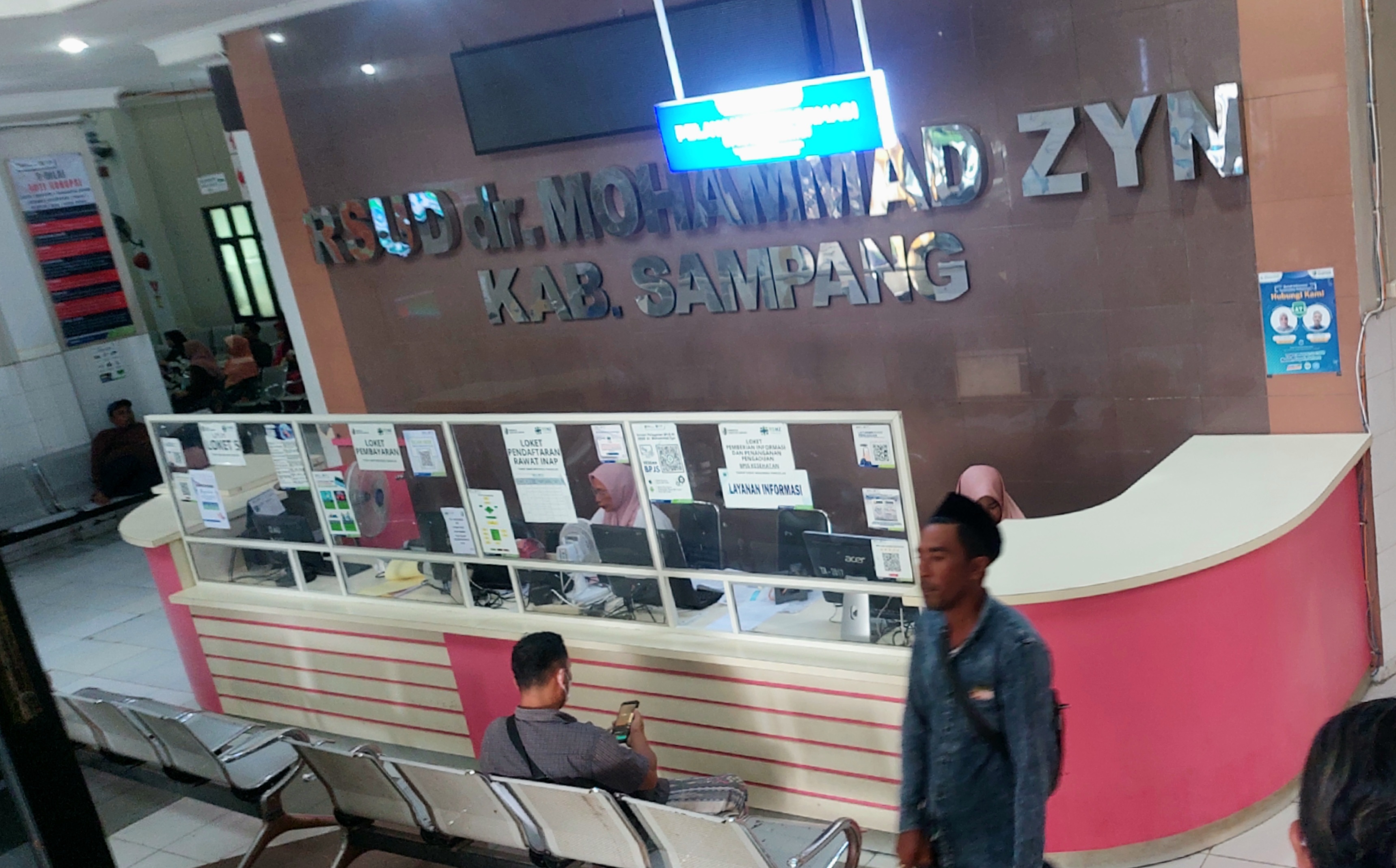 PUSAT LAYANAN: Pengunjung berada di lobi utama Rumah Sakit Umum Daerah dr Mohammad Zyn (RSMZ) Sampang Sabtu (5/3). (JUNAIDI PONDIYANTO/JPRM)