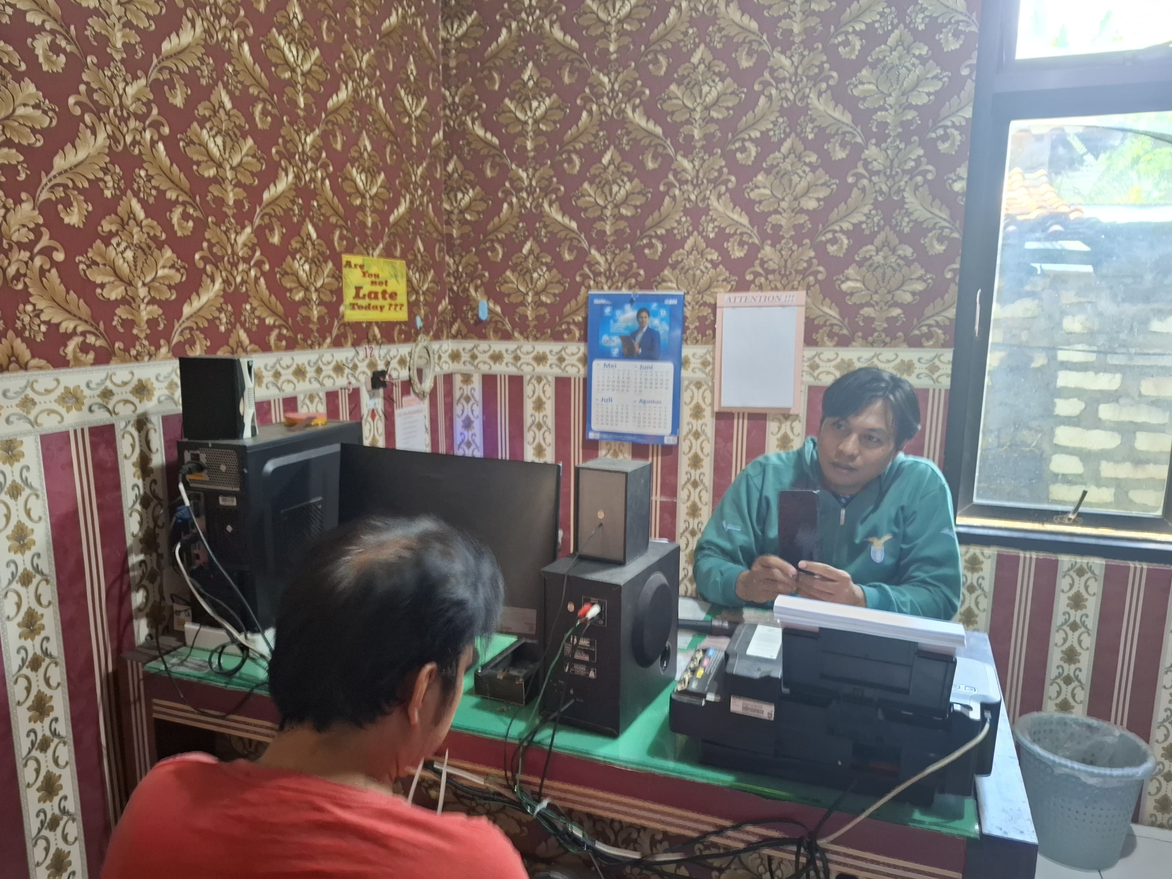 TAK BERDAYA: Tersangka BS diinterogasi penyidik Polsek Banyuates setelah ditangkap, Sabtu (11/5). (HUMAS POLRES UNTUK JPRM)