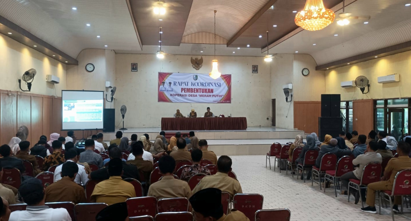 KOORDINASI: Para pegawai pemerintahan mengikuti rapat koordinasi pembentukan Koperasi Merah Putih di Gedung PKPRI Trunojoyo, Sampang, Senin (14/4). (EVI HARIYATI UNTUK JPRM)