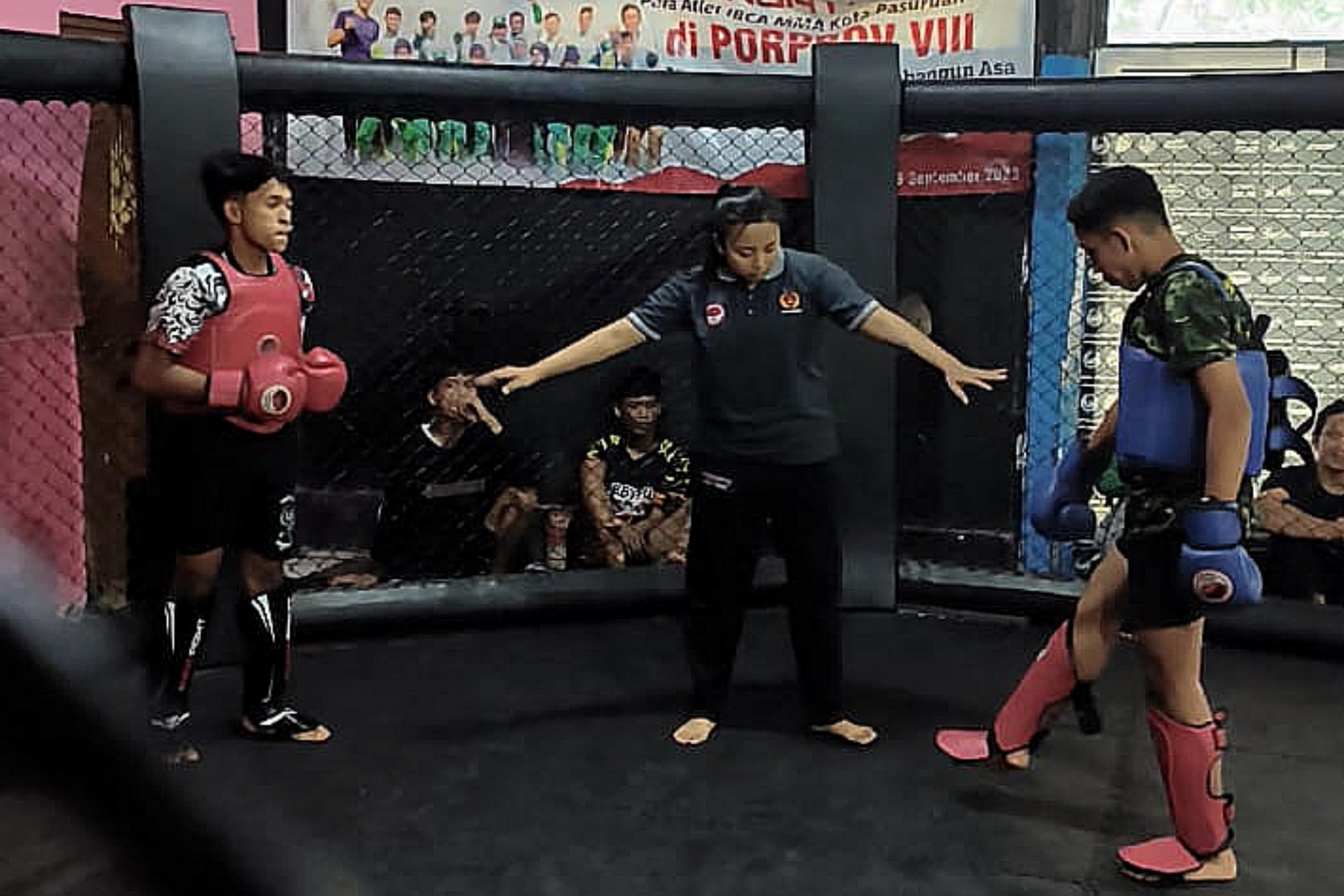 DI ATAS RING: Petarung IBCA MMA Pamekasan lakukan uji tanding di Kota Pasuruan, Senin (12/5). (IBCA MMA PAMEKASAN UNTUK JPRM)