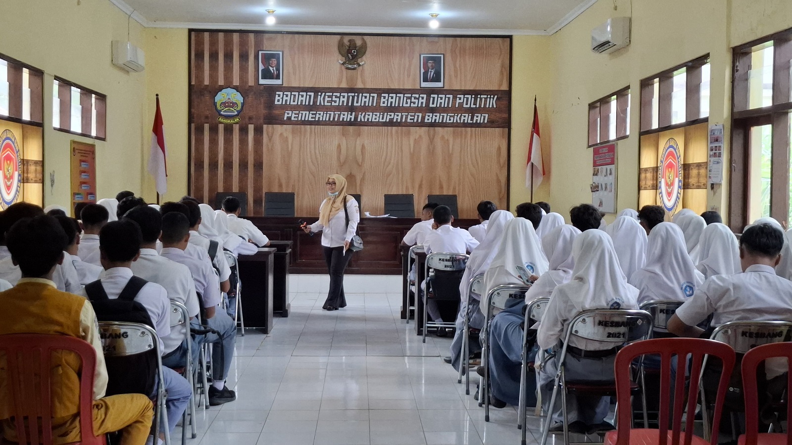 TUNGGU PENGUMUMAN: Sejumlah calon anggota Paskibraka Bangkalan mengikuti tes akhir di aula kantor Bakesbangpol Bangkalan, Jumat (15/4). (IMAMUDIN/JPRM)