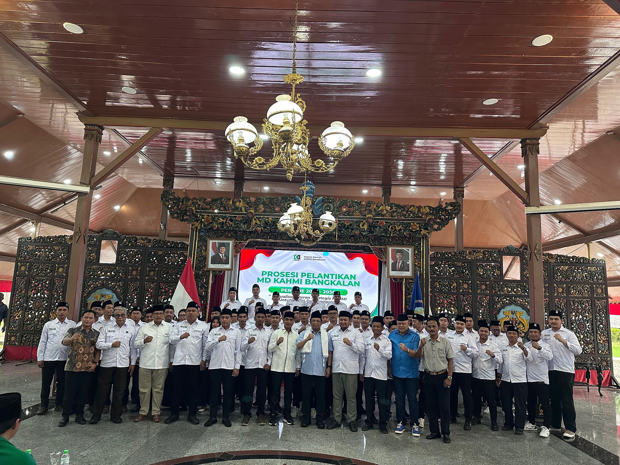 BERSINERGI: Bupati Bangkalan Lukman Hakim (enam dari kanan, depan) berfoto bersama pengurus MD KAHMI yang baru dilantik di Pendopo Agung kemarin. (KAHMI UNTUK JPRM)