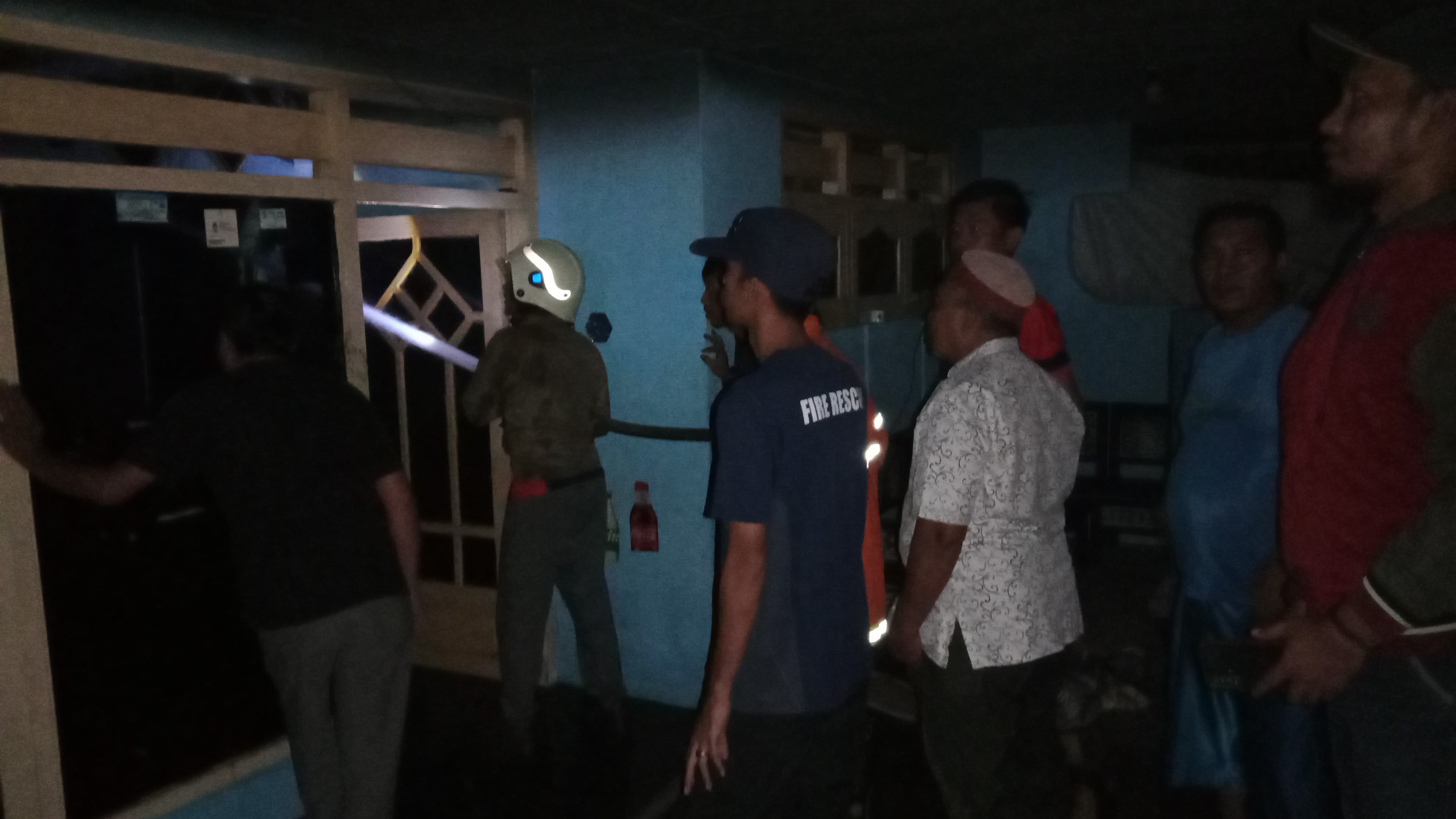 HANGUS: Petugas damkar memadamkan rumah yang sedang terbakar di Kelurahan Kemayoran, Bangkalan, Senin, (12/5). (DAMKAR UNTUK JPRM)