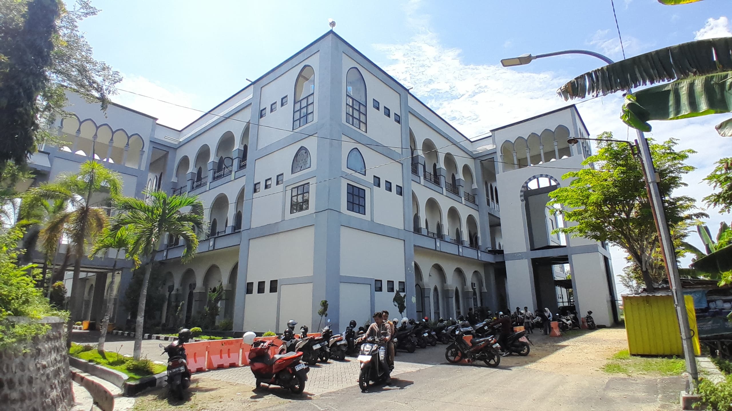 AKSES LAYANAN: Warga Pamekasan beraktivitas di sekitar gedung MPP di Jalan Raya Panglegur, Tlanakan, Pamekasan, Kamis (5/5). (KHOLIL RAMLI/JPRM)