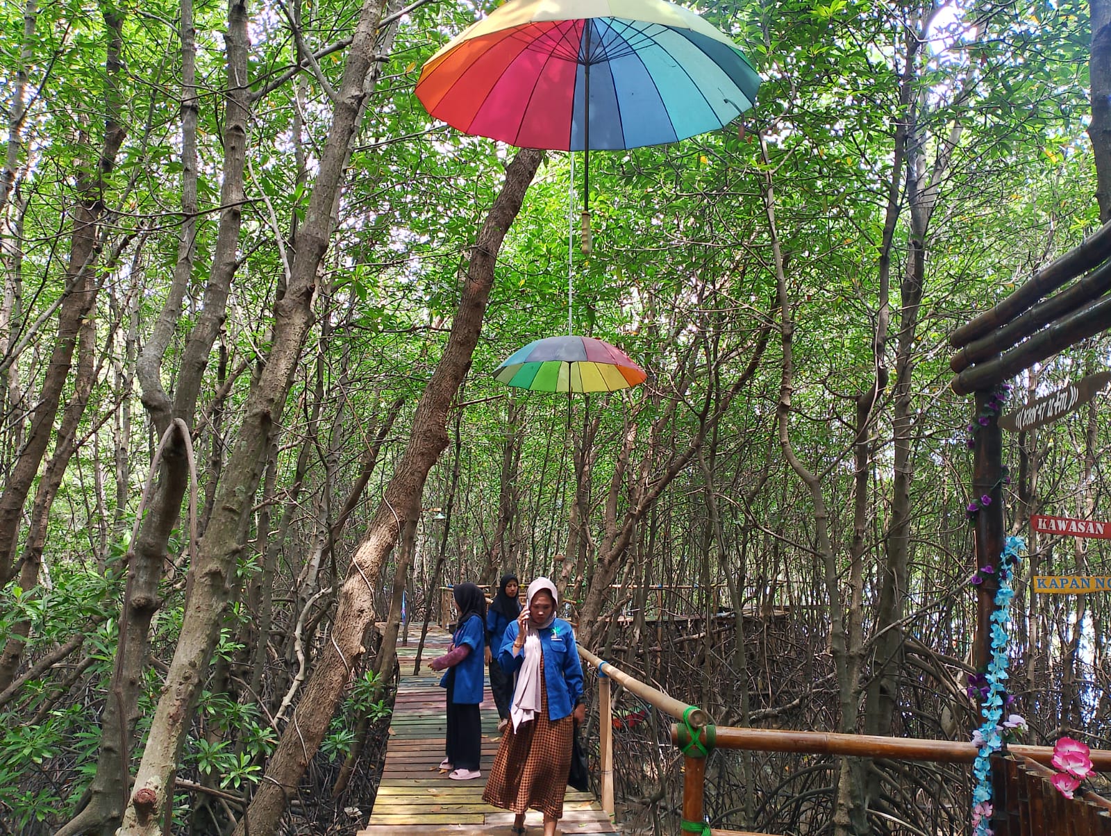 CERAH: Pengunjung berada di Wisata Mangrove Marparan yang merupakan aset BUMDes, Minggu (7/4/2024).  (UBAIDILLAHIR RA&rsquo;IE/JPRM)