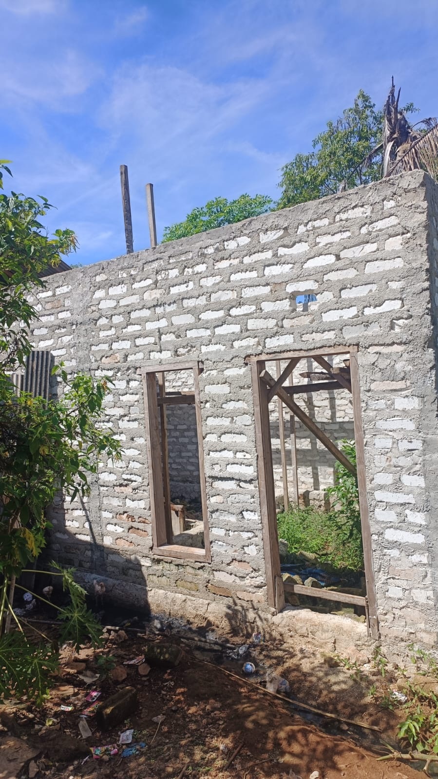 MANGKRAK: Kondisi rumah program BSPS 2024 milik Sumina di Dusun Jungkat Selatan, Desa Jungkat, Kecamatan Raas, pada Rabu (23/4). (MOH. IQBAL/JPRM)