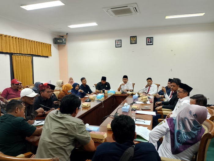 WADUL DEWAN: Ibu korban kasus rudapaksa M (kerudung kuning) menyampaikan aspirasi di kantor DPRD Sampang, Rabu (14/5). (UBAIDILLAHIR RA&rsquo;IE/JPRM)