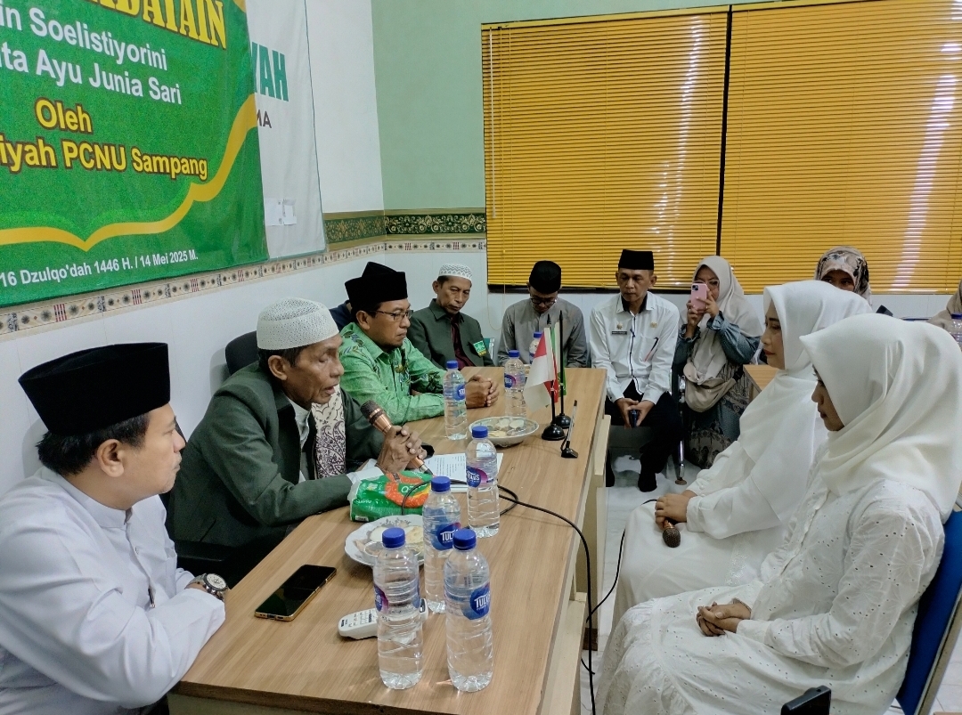 KHIDMAT: Agustin Soelistiyorini dan putrinya, Anggita Ayu Junia Sari membacakan dua kalimat syahadat di Kantor PCNU Sampang, Rabu (14/5/2025).