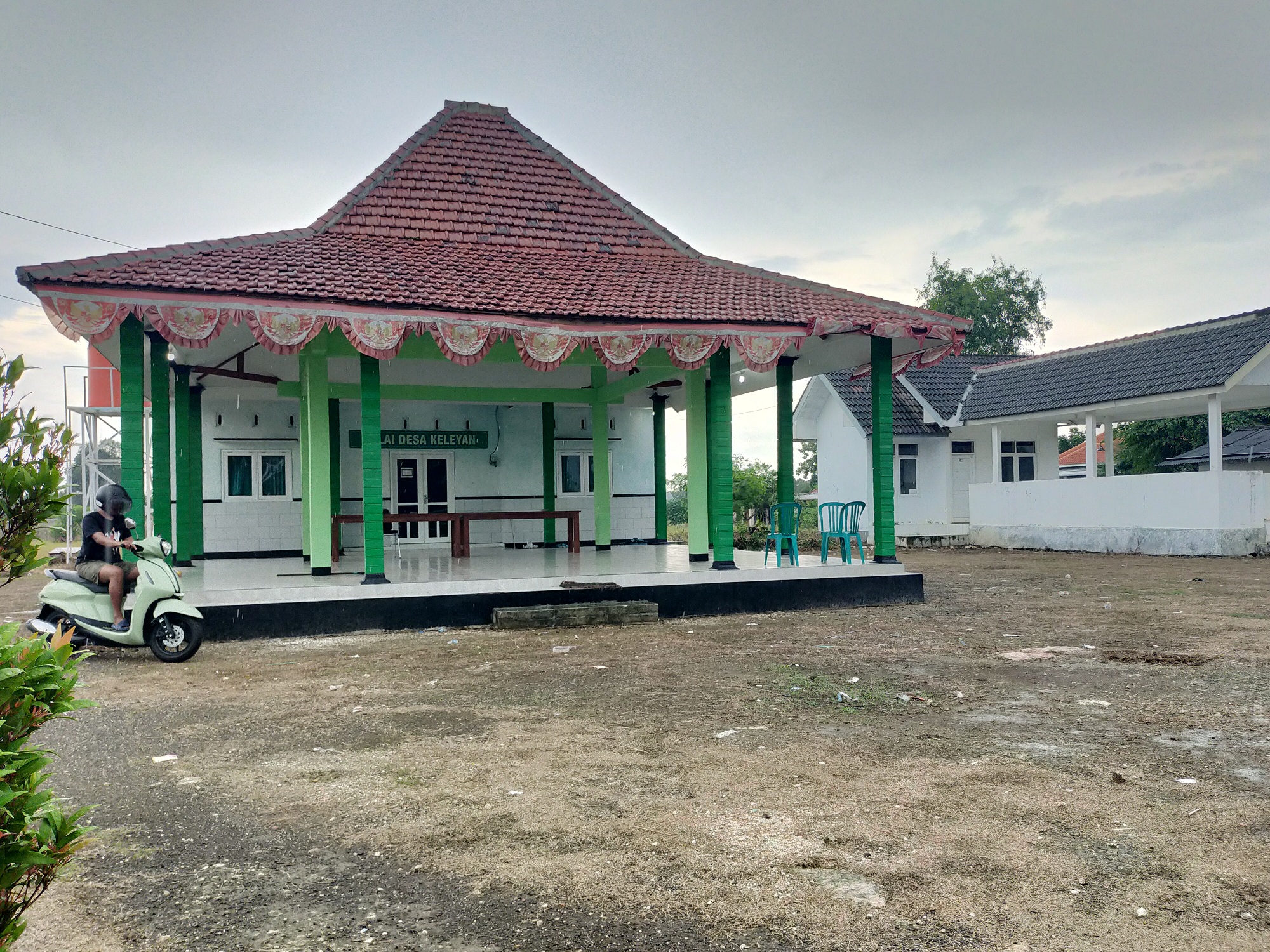 KANTOR PELAYANAN: Warga berada di area Kantor Desa Keleyan, Kecamatan Socah, kemarin. (VIVIN AGUSTIN HARTONO/JPRM)