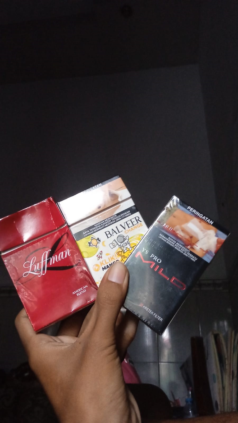 DIEDARKAN LUAS: Jenis rokok bodong yang beredar luas dan dijual di beberapa toko di Bangkalan. (VIVIN AGUSTIN HARTONO/JPRM)
