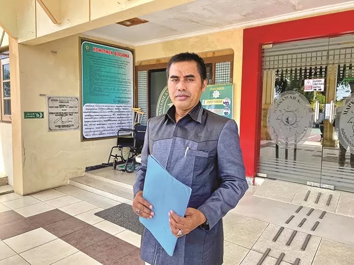TEGAS: Pengacara Ainor Ridha saat ditemui di PN Pamekasan, Rabu (16/4). (DOK/JPRM)