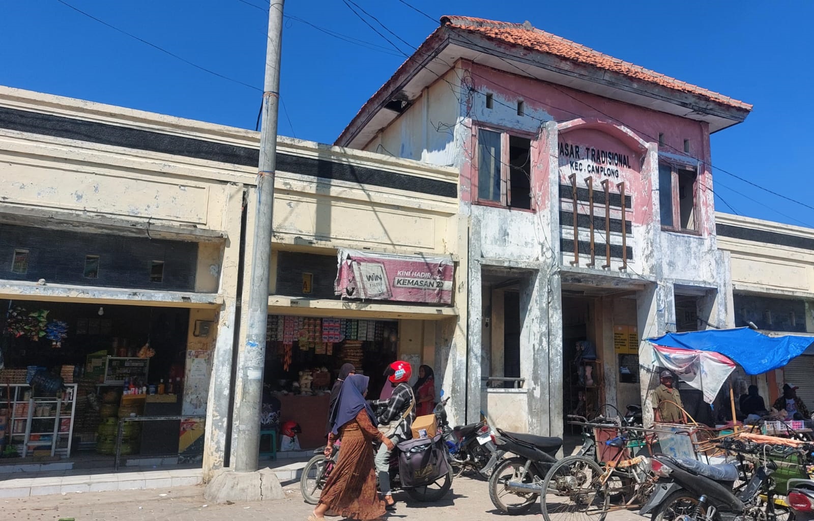 TERIK: Warga berada di Pasar Camplong, Desa Dharma Camplong, Kecamatan Camplong, Kamis (8/5). (JUNAIDI PONDIYANTO/JPRM)