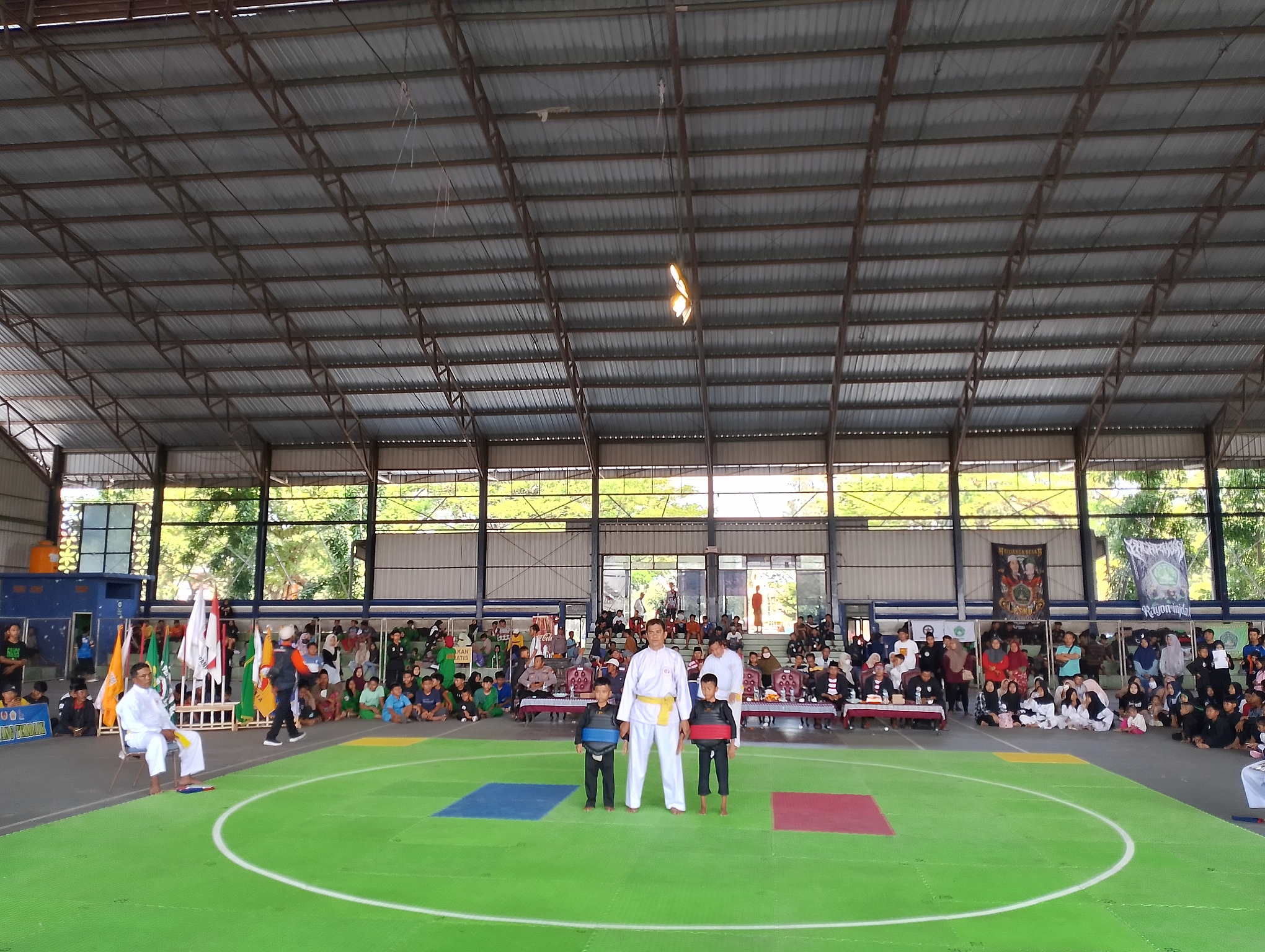 BERLAGA: Peserta silat IPSI Cup 2025 saat hendak bertanding di GOR Indoor Sampang, Kamis (1/5). (UBAIDILLAHIR RA&rsquo;IE/JPRM)