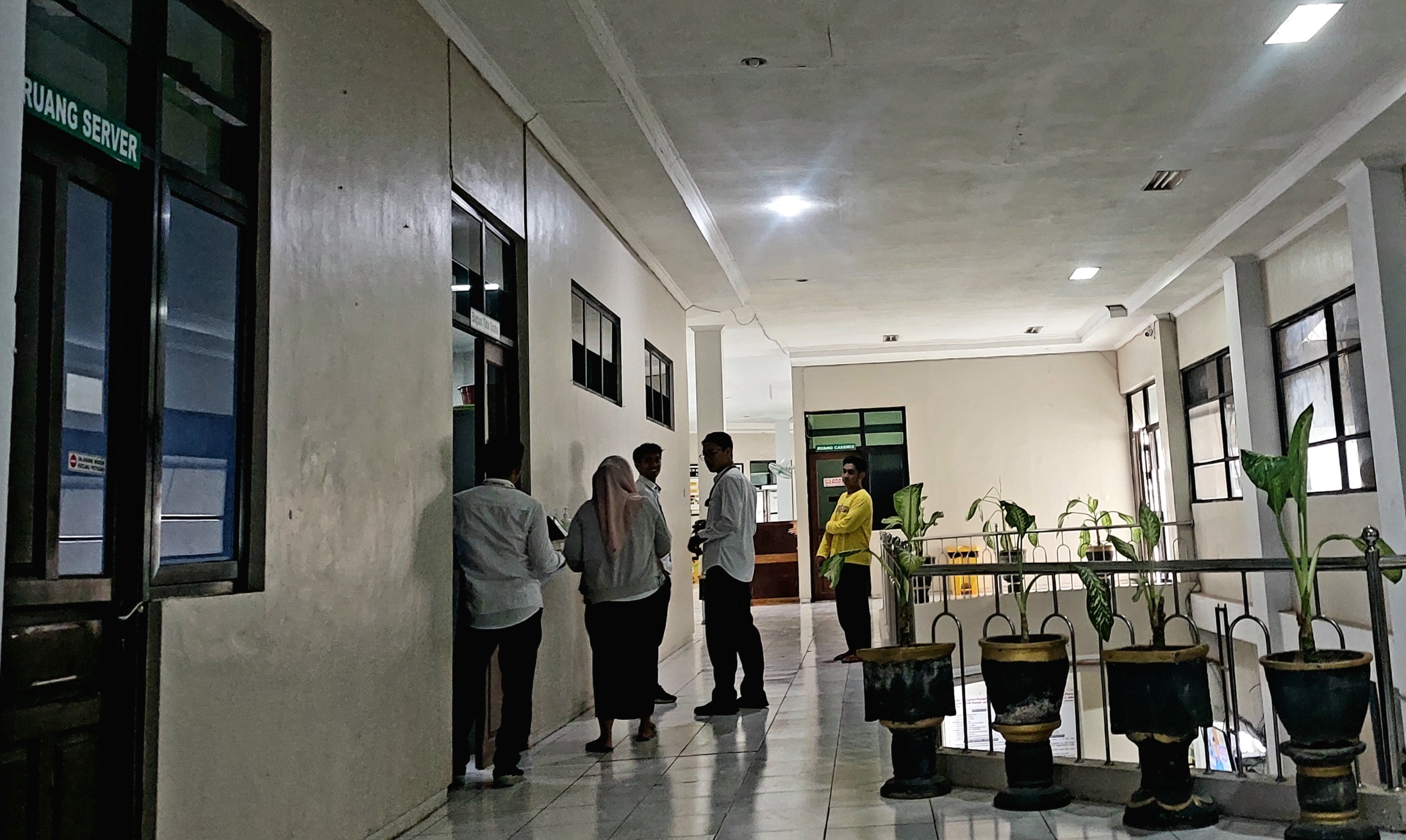 SIBUK: Sejumlah pegawai berada di lantai dua Rumah Sakit Umum Daerah dr Mohammad Zyn (RSMZ) Sampang, Sabtu (5/3). (JUNAIDI PONDIYANTO/JPRM)