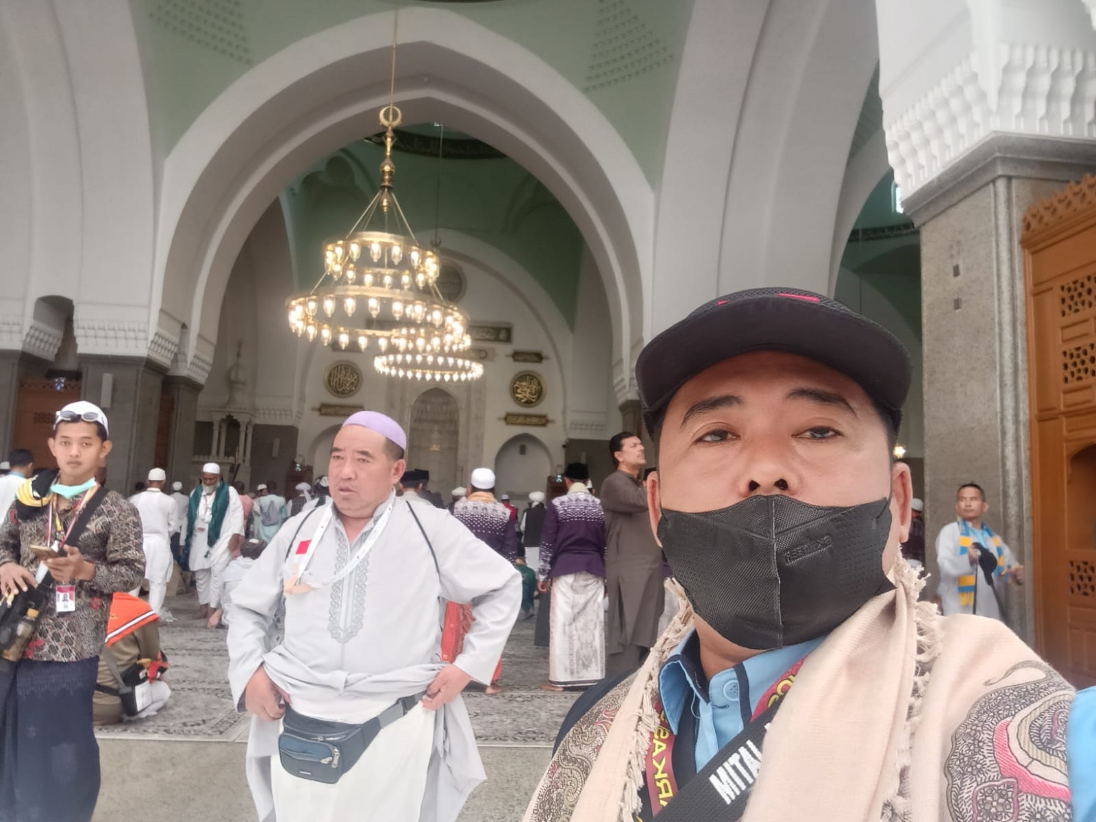 IBADAH: CJH asal Sampang saat berada di Masjid Nabawi Madinah, Senin (12/5). (KEMENAG UNTUK JPRM)
