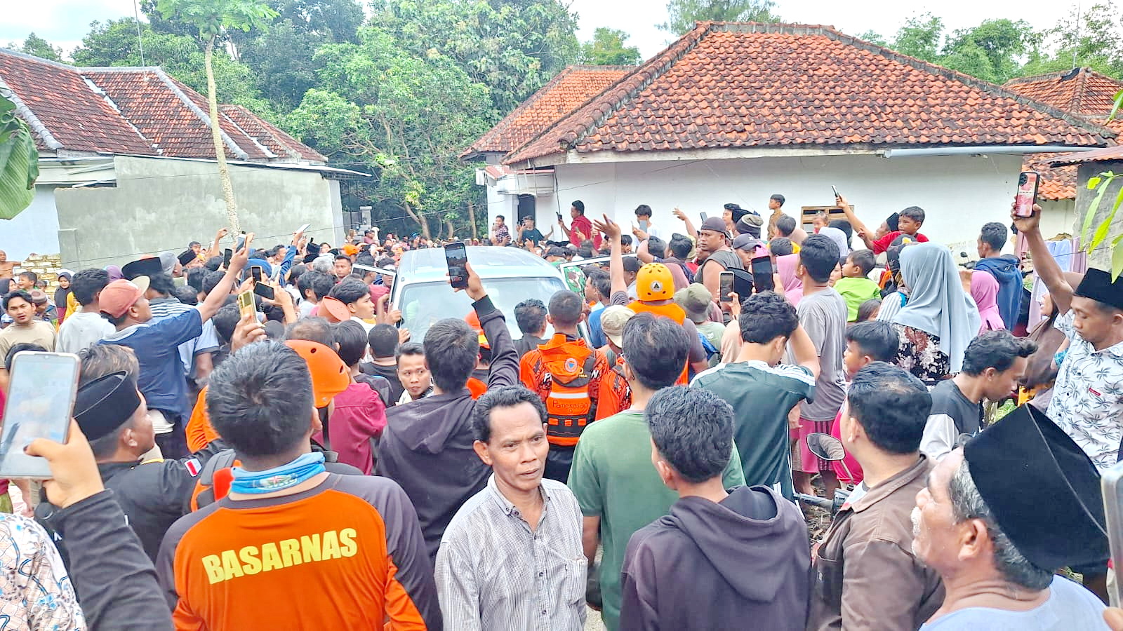 DUKA: Jenazah MK saat dievakuasi ke rumah duka di Desa Palesangger, Kecamatan Pegantenan, Pamekasan, Rabu (14/5). (BPBD UNTUK JPRM)