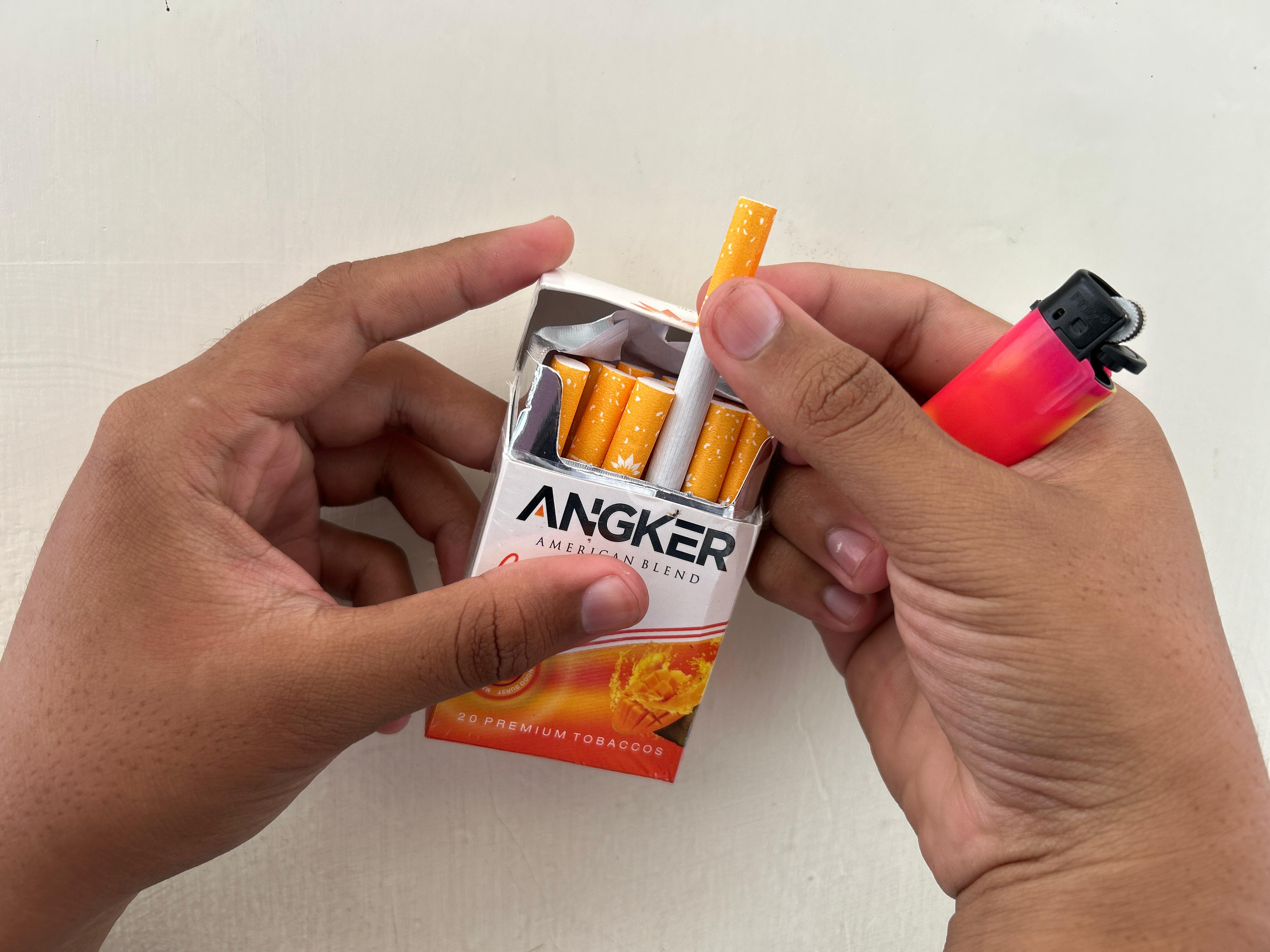Petugas sipir Rutan Kelas II-B Bangkalan mengakui mengonsumsi rokok ilegal. (VIVIN AGUSTIN HARTONO/JPRM)