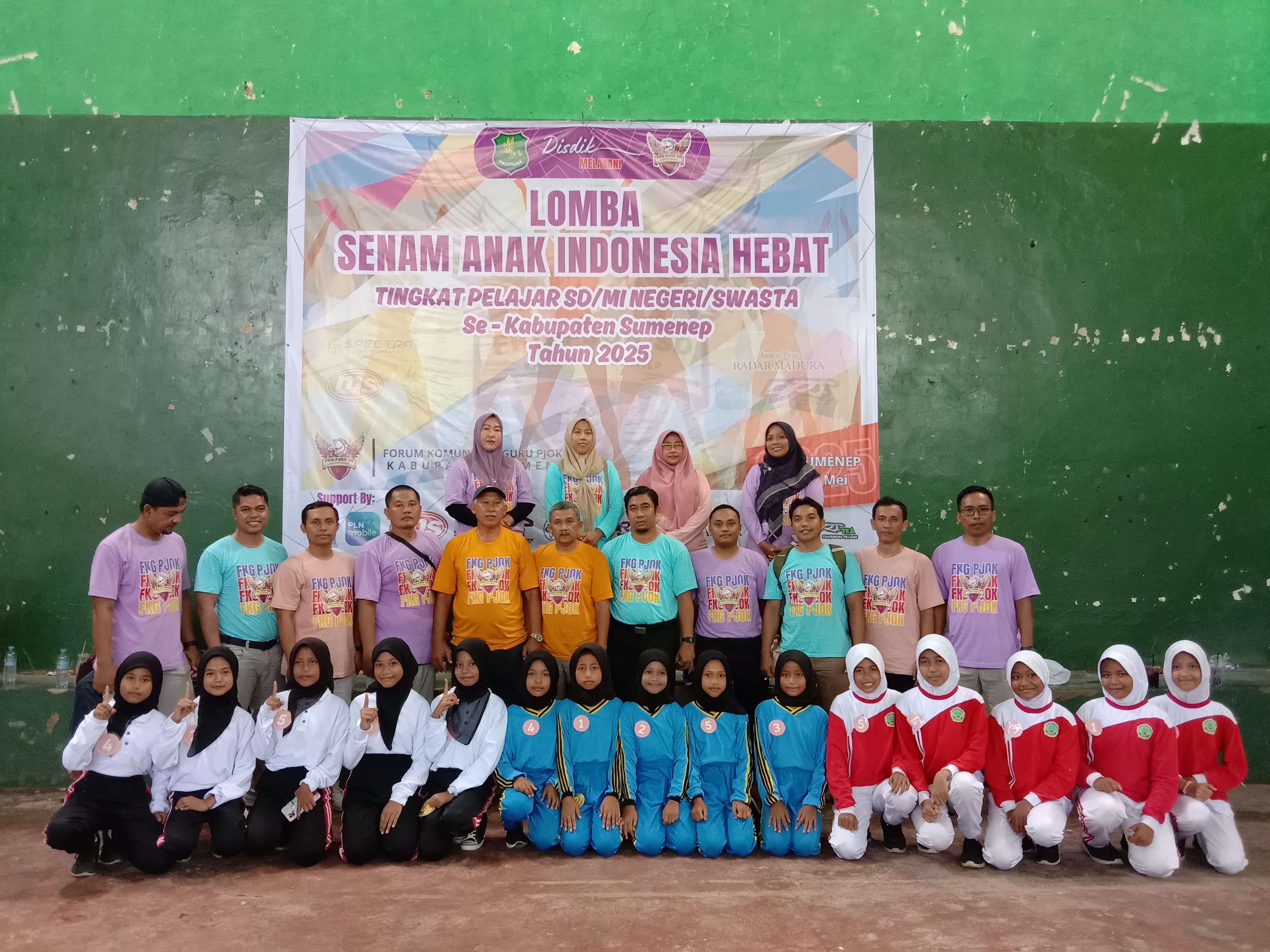 SEHAT: Forum komunikasi guru PJOK SD Sumenep berfoto bersama dengan para siswa di Gor A. Yani Sumenep, kemarin.