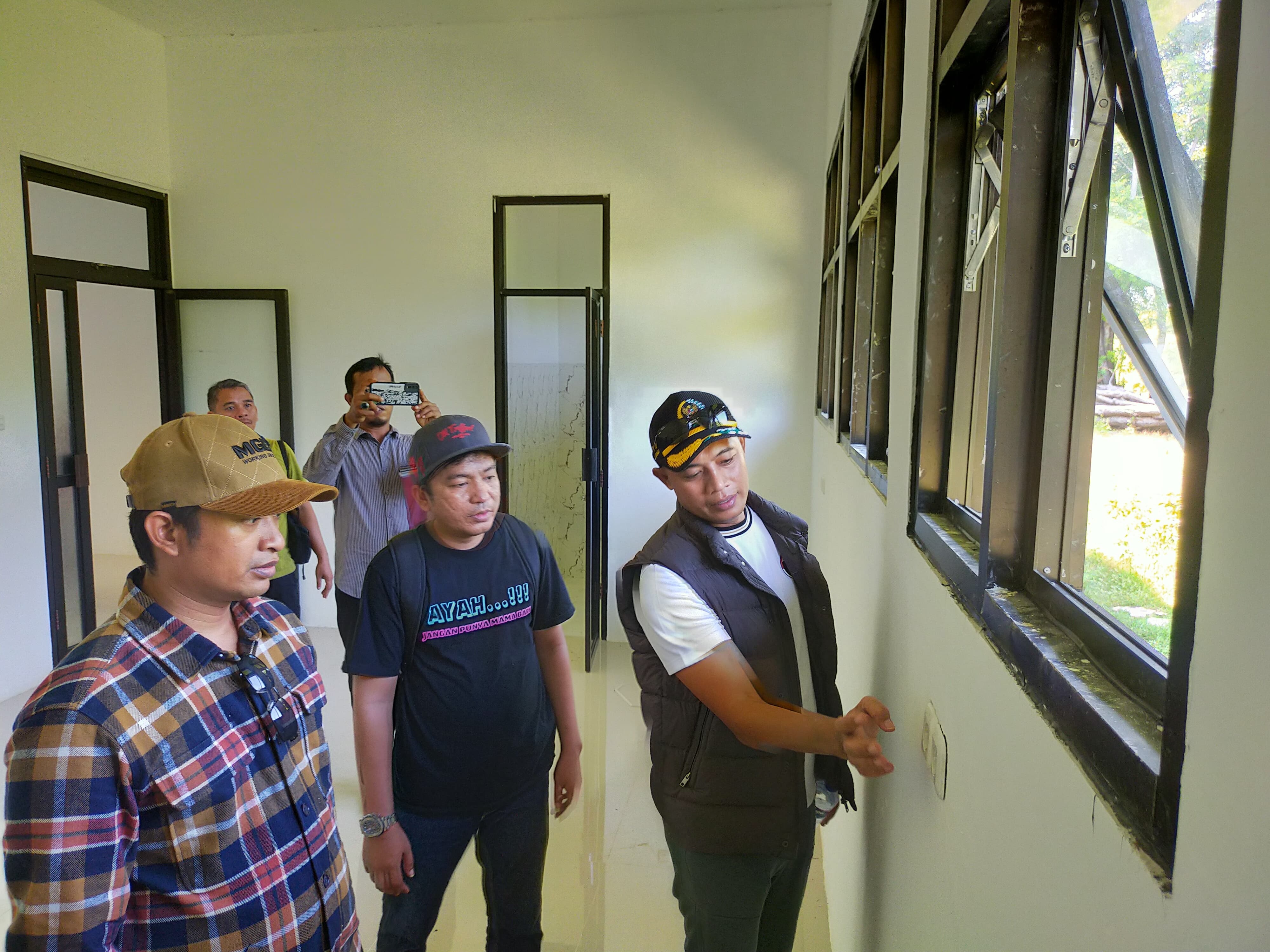 SEBELUM DIPERBAIKI: Pansus LKPj Bupati Sampang 2024 mengecek kondisi bangunan Puskesmas Mandangin, Sabtu (26/4). (ANIS BILLAH/JPRM)