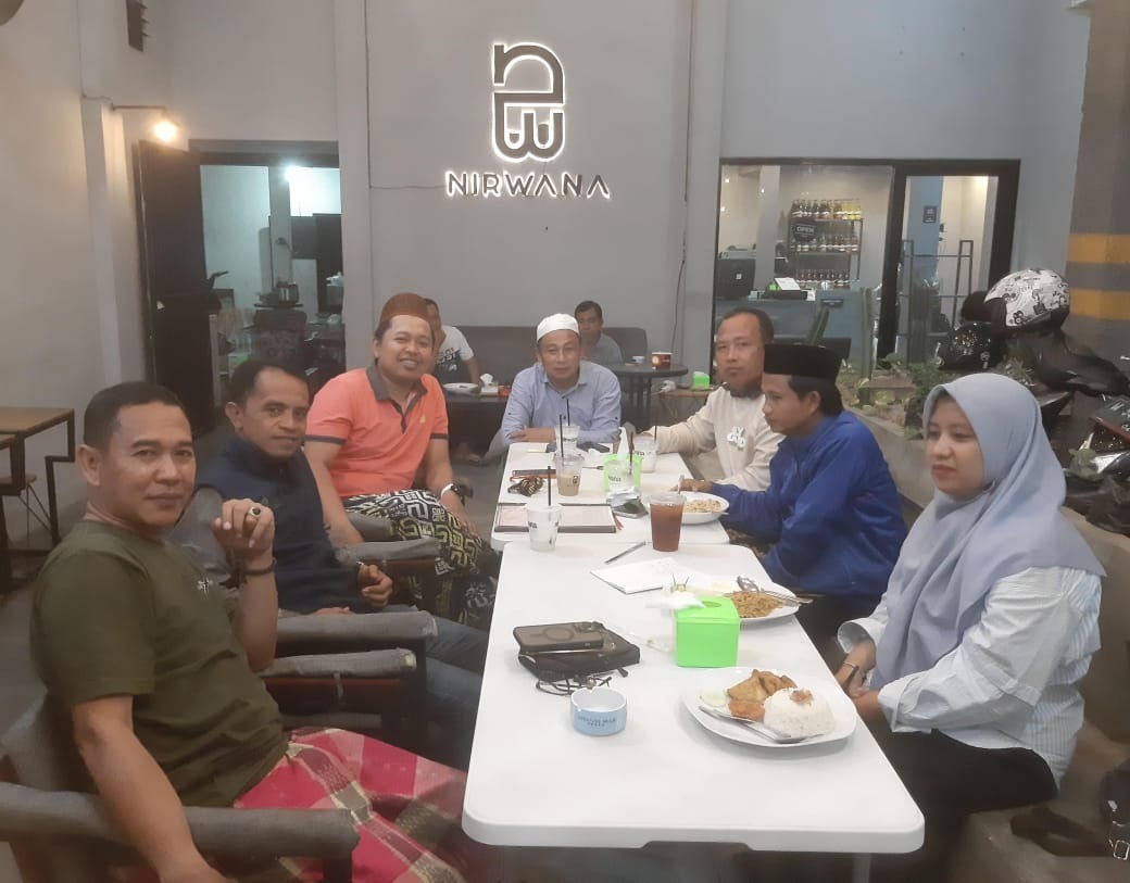 DISKUSI: Pengurus Askab PSSI Pamekasan membicarakan persiapan turnamen Piala Soeratin U-13 di salah satu kafe di Pamekasan, Rabu (23/4). (ASKAB PSSI PAMEKASAN UNTUK JPRM)