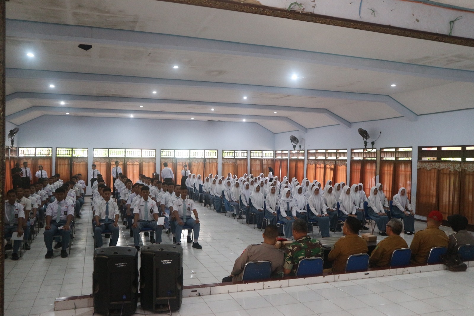 BERLANGSUNG KETAT: Ratusan pelajar saat menyimak pembekalan dari bakesbangpol dalam seleksi calon anggota Paskibraka di Gedung Ki Hajar Dewantara, Desa Kolor, Kecamatan Kota Sumenep, Maret lalu. (TEGU