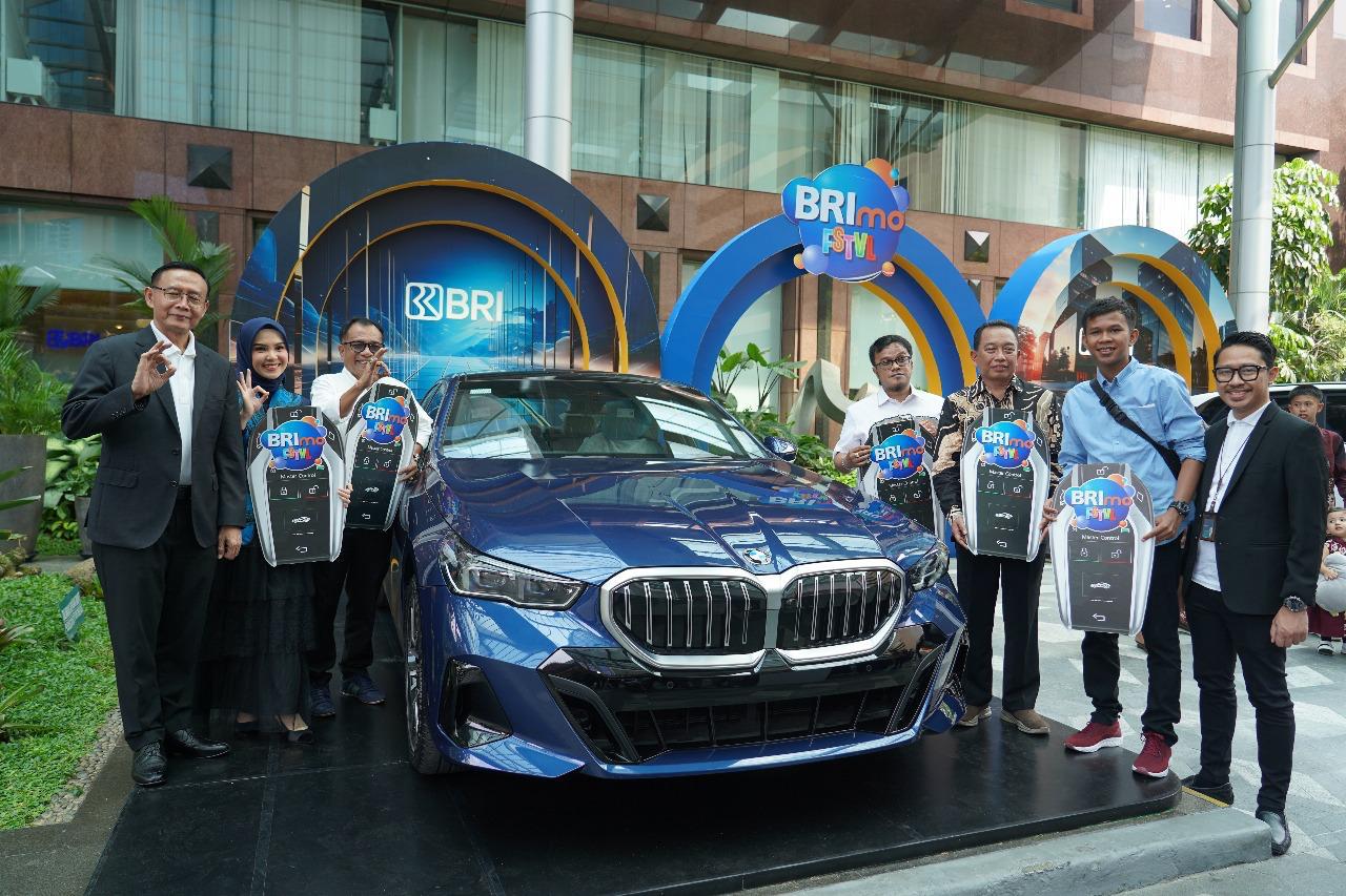 BERUNTUNG: Nasabah BRI mendapat hadiah mobil BMW pada acara BRImo FSTVL 2024