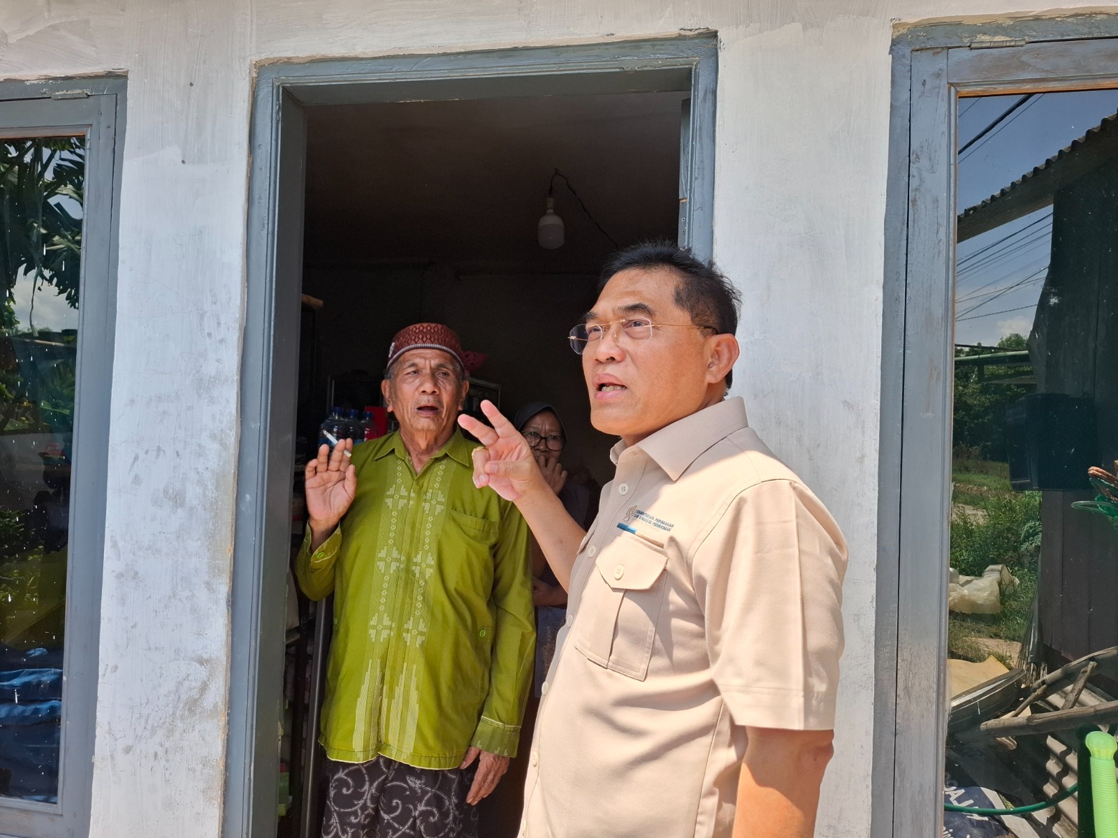 BERMASALAH: Irjen Kementerian PKP Heri Jerman melakukan sidak ke penerima program BSPS di Desa Gedungan, Kecamatan Batuan, Sumenep, Senin (28/4). (MOH IQBAL/JPRM)