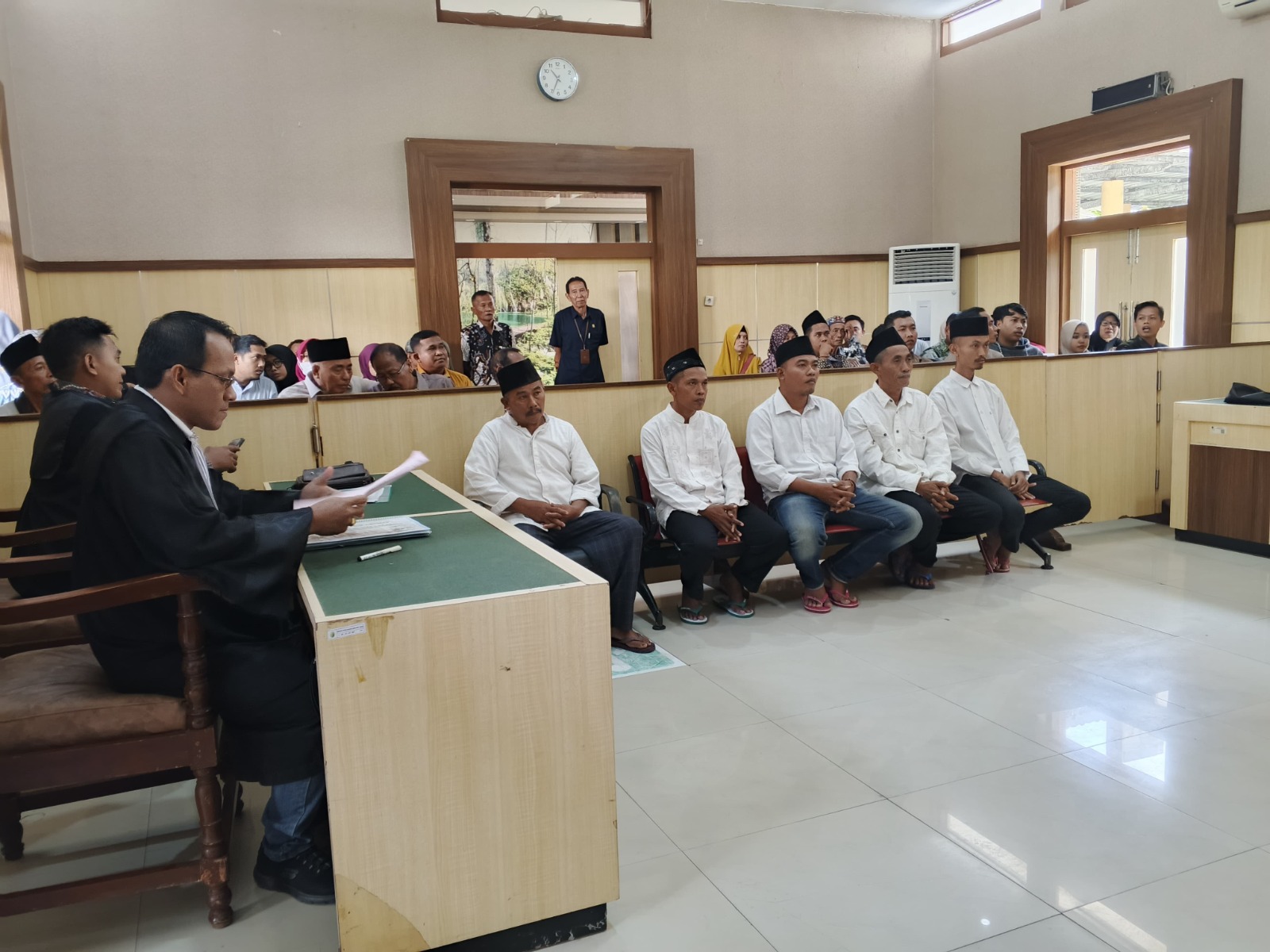 SIDANG PERDANA: Lima terdakwa pemalsu surat mengikuti sidang dakwaan di PN Pamekasan, Kamis (15/5). (ISTIMEWA)