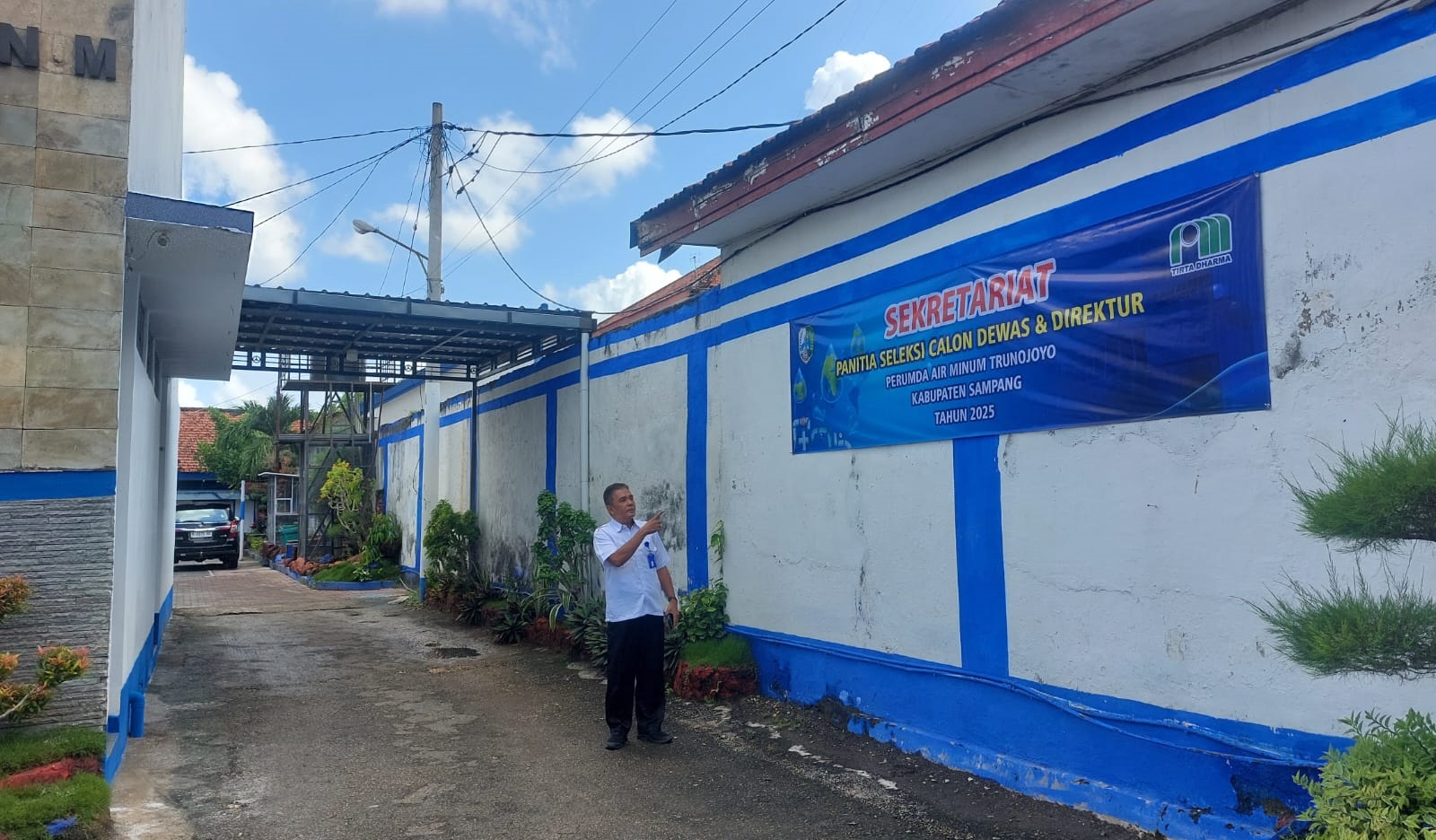 SANTAI: Kepala Satuan Pengawas Internal Perumda Trunojoyo Yazid Sholihin berada di halaman kantor di Jalan Rajawali, Sampang, Rabu (14/5). (JUNAIDI PONDIYANTO/JPRM)