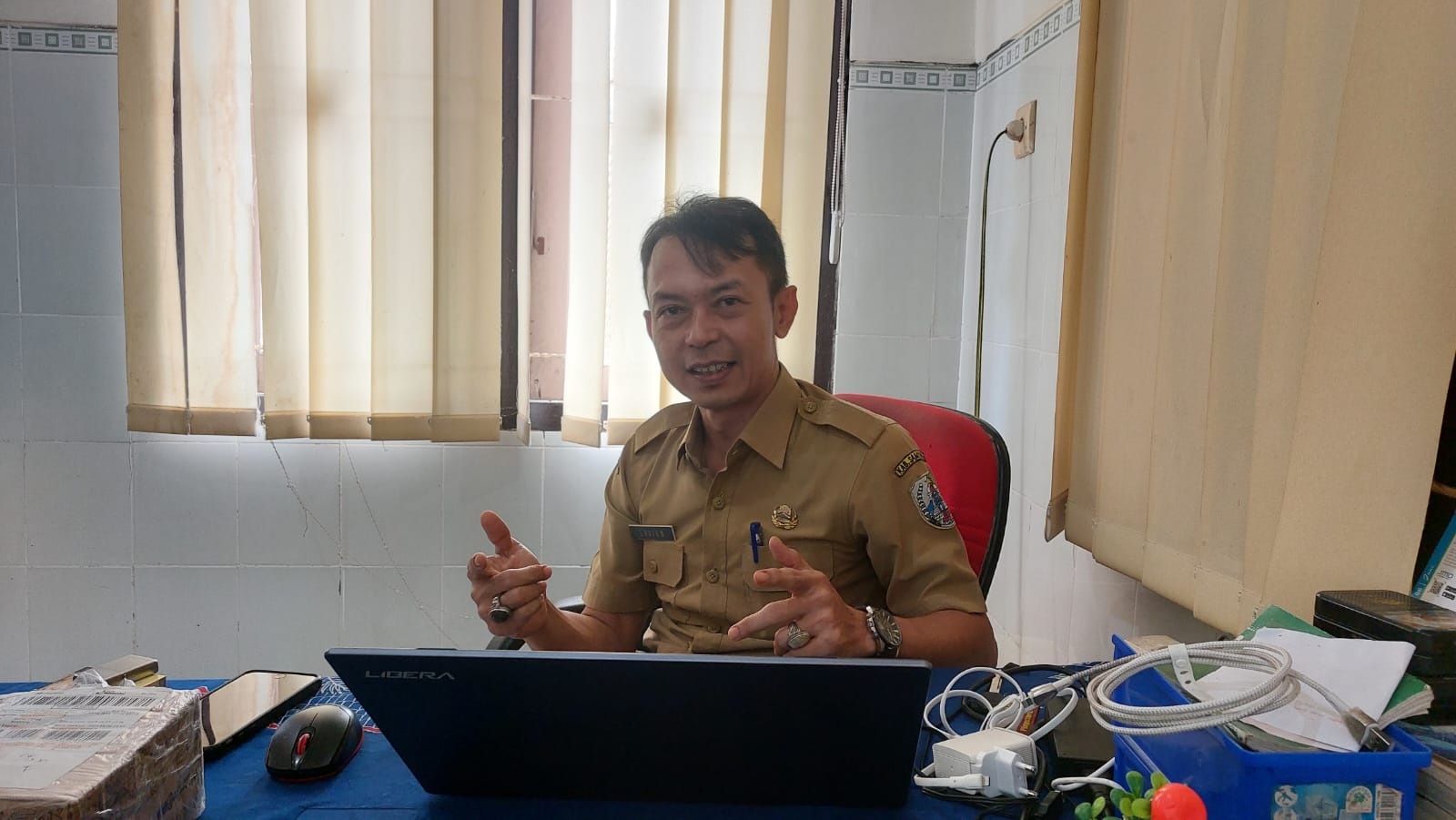 PELAYAN MASYARAKAT: Kabid Pelatihan dan Hubungan Industrial Dinas Tenaga Kerja Sampang Ervien Budi Jatmiko saat ditemui di ruang kerjanya, Senin (21/4). (JUNAIDI PONDIYANTO/JPRM)