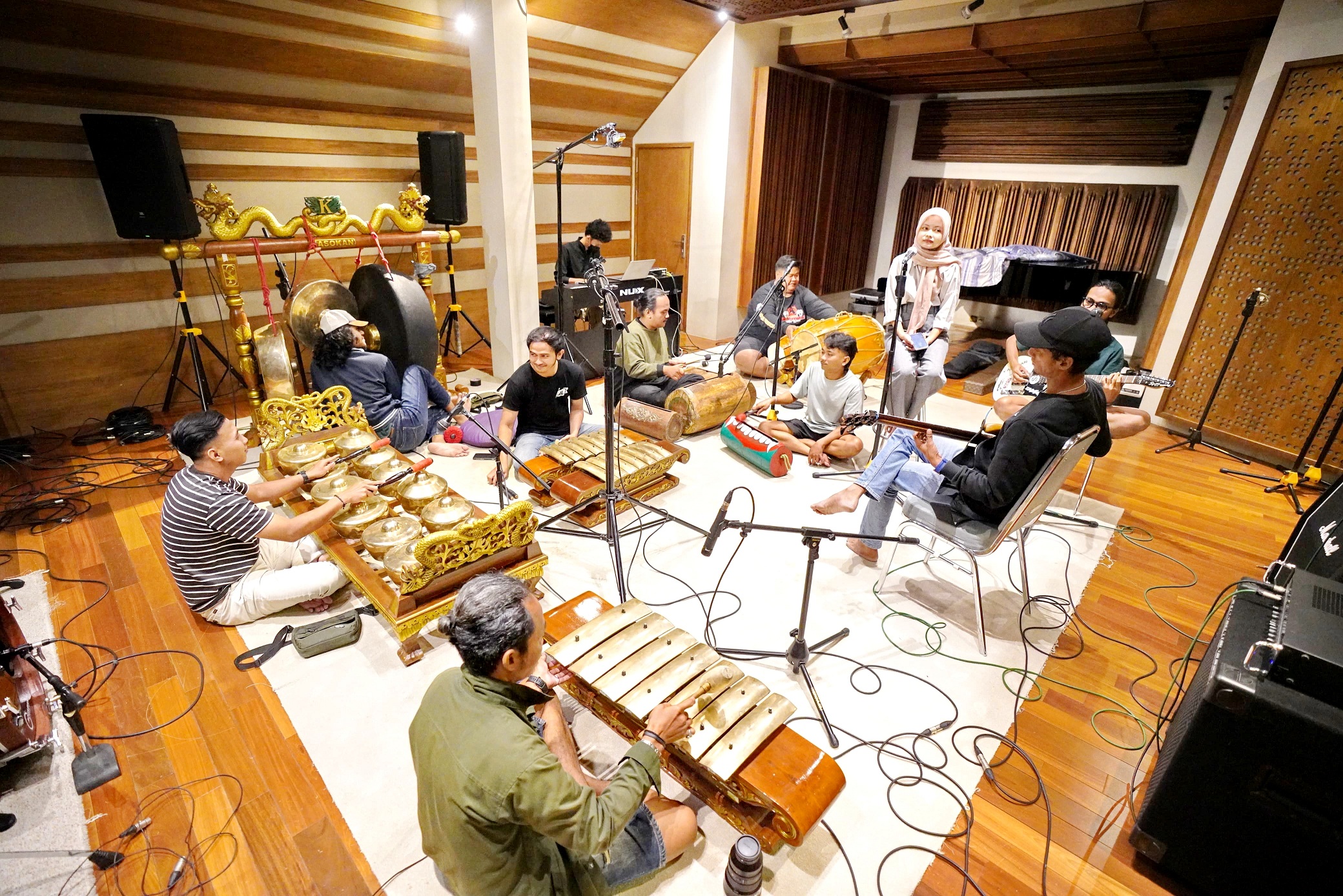 SEMANGAT: Komunitas Kasokan saat casting album Minggu (2/3). (KASOKAN UNTUK JPRM)