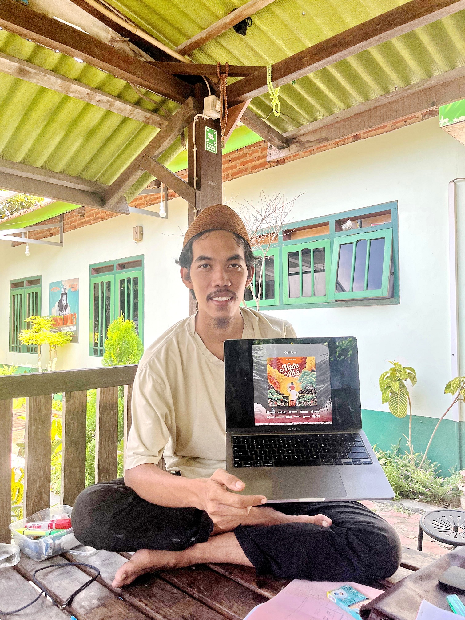 KARYA ANAK BANGSA: Sofian Eka Sandra memperlihatkan sampul album terbaru Komunitas Kasokan. (ZEINAL ABIDIN/JPRM)