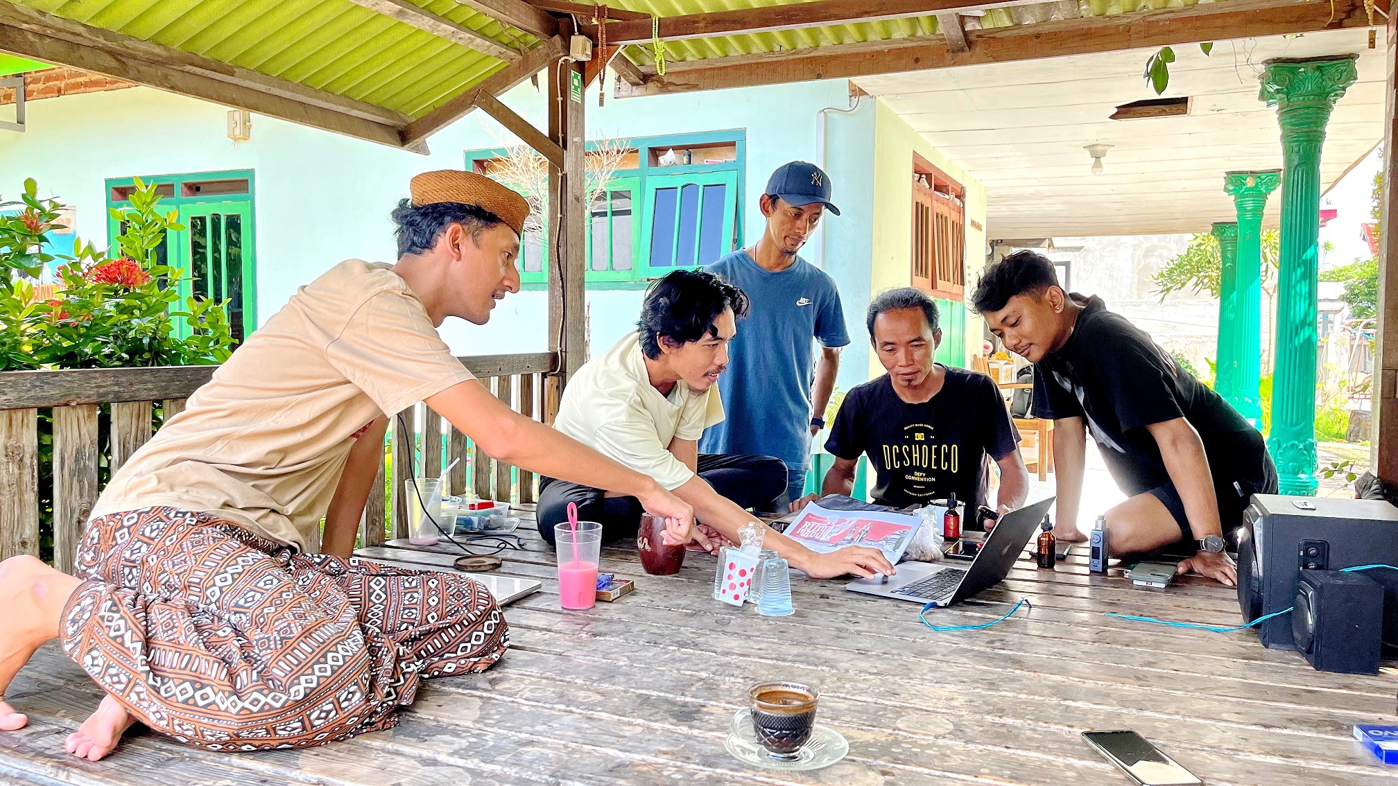 KOMPAK: Personel Kasokan menonton ulang video klip album terbarunya di Jalan Kelud, Bangkalan, Sabtu (10/5). (ZEINAL ABIDIN/JPRM)