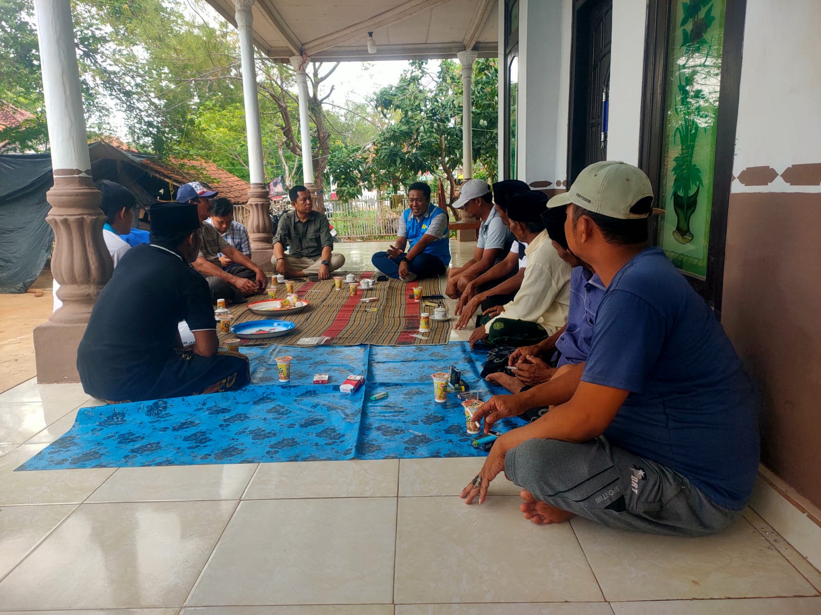 TURBA: Ketua  Komisi IV DPRD Sumenep Mulyadi (Pakai baju Army) bersama Manajer PT. PLN (Persero) ULP Sumenep Pangky Yonkynata A (Rompi PLN) turun lapangan di Desa Nyabakan Timur