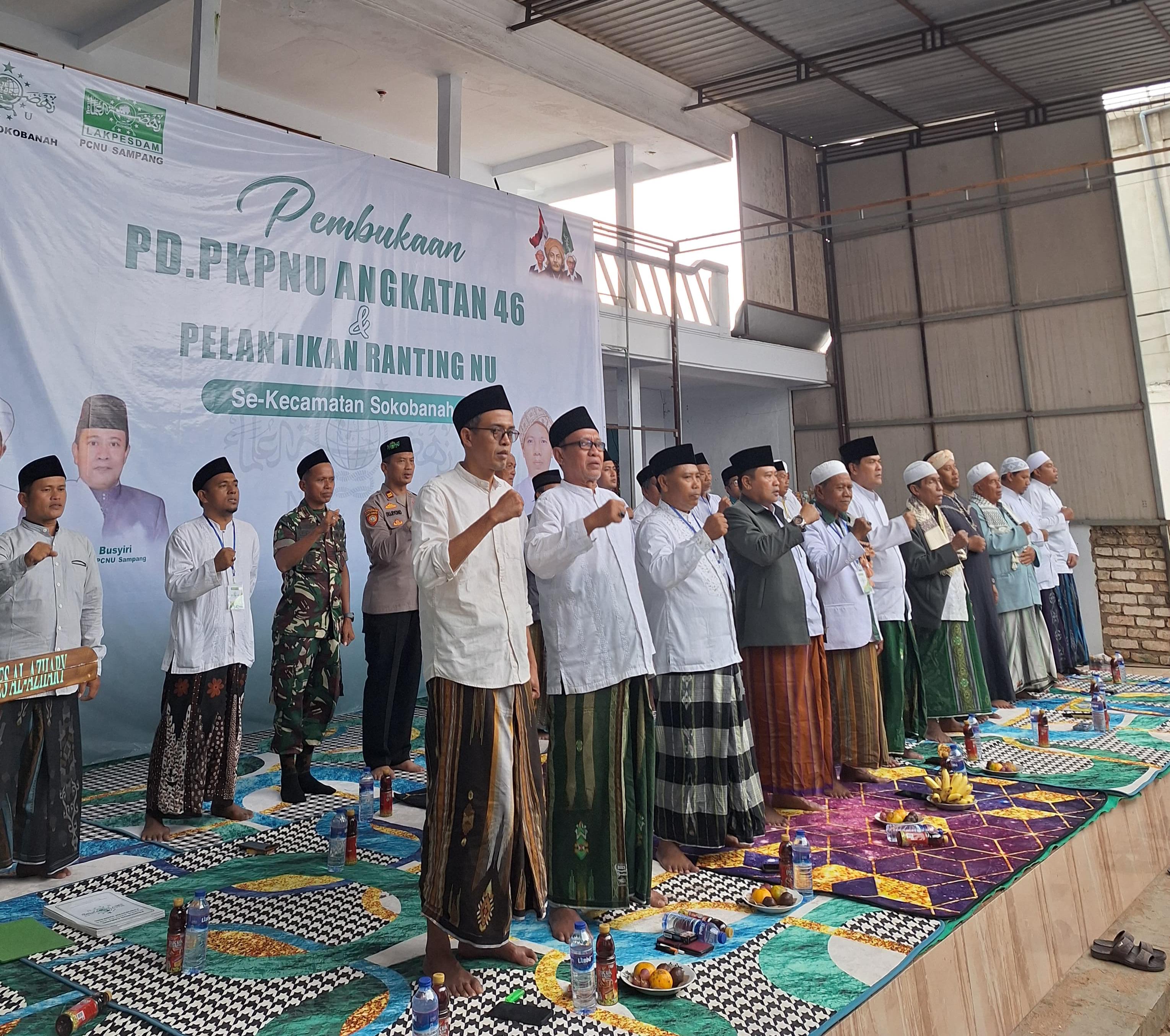 KHIDMAT: Para pengurus PCNU Sampang bersama undangan dan panitia saat pembukaan PD-PKPNU angkatan ke-46 dan pelantikan pengurus MWC NU Kecamatan Sokobanah Jumat (16/5/2025).