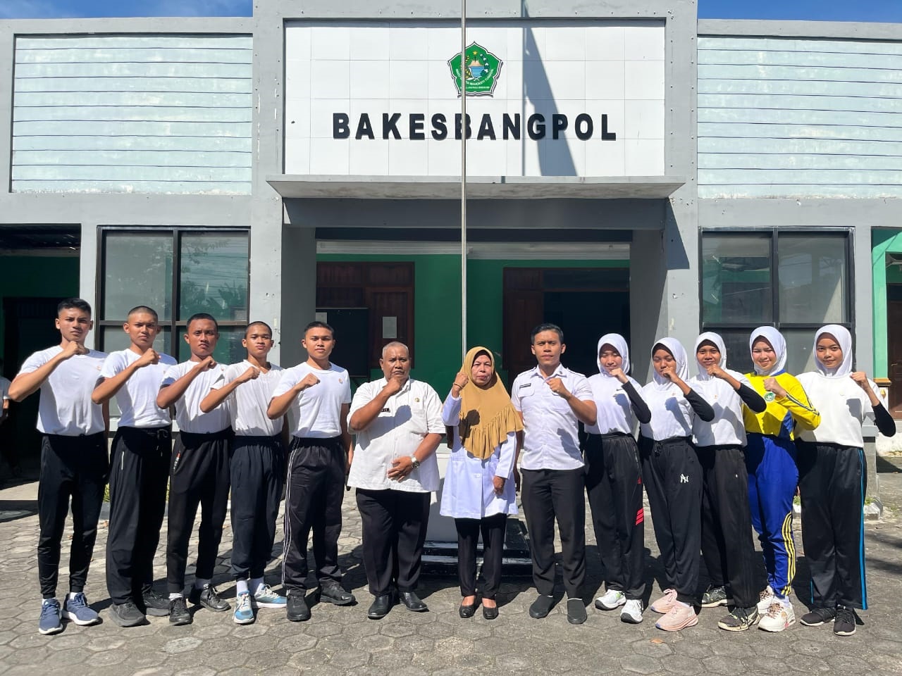 BERWIBAWA: Calon anggota Paskibraka berfoto bersama di depan kantor Bakesbangpol Pamekasan beberapa waktu lalu. (BAKESBANGPOL UNTUK JPRM)