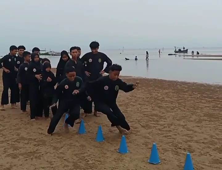 PENUH SEMANGAT: Atlet Pamur Sampang latihan fisik di Pantai Damar Wulang, Desa Aeng Sareh, Kecamatan Sampang, Minggu (11/5). (PAMUR UNTUK JPRM)
