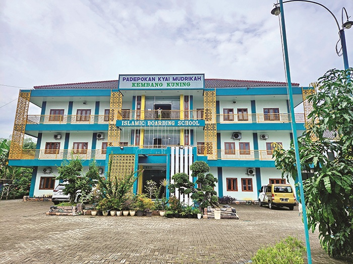 MODERN: Gedung Islamic Boarding School Padepokan Kyai Mudrikah Kembang Kuning (IBS PKMKK) Pamekasan. (IBS PKMKK UNTUK JPRM)