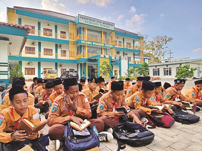 INOVATIF: Santri mengikuti agenda pesantren di halaman Islamic Boarding School Padepokan Kyai Mudrikah Kembang Kuning (IBS PKMKK) Pamekasan. (IBS PKMKK UNTUK JPRM)