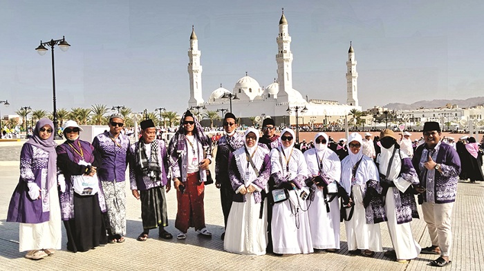 BERSEJARAH: Jemaah kloter 30 sub Bangkalan mengunjungi Masjid Quba, Kamis (15/5). (ADNAN UNTUK JPRM)