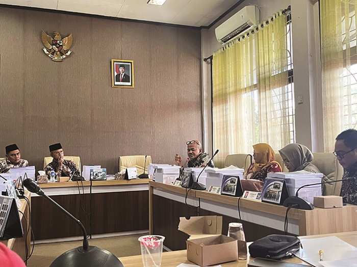 TEGAS: Direktur RSUD Smart Pamekasan dr Budi Santoso menyampaikan pendapat di Komisi IV DPRD Pamekasan, Jumat (16/5). (MOH. IQBAL AFGANI/JPRM)