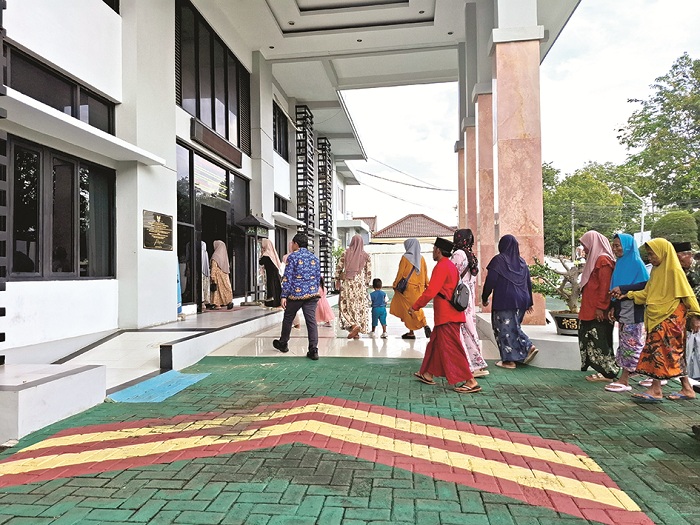 PENUHI PANGGILAN: Warga Kecamatan Raas penerima program BSPS 2024 mendatangi Kejari Sumenep untuk memberikan keterangan&nbsp;Senin (19/5). (MOH. IQBAL/JPRM)