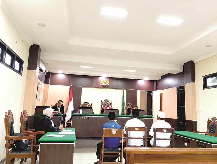 DITUNDA: Tiga terdakwa kasus pembunuhan Jimmy mengikuti agenda sidang di Pengadilan Negeri Sampang Senin (19/5). (UBAIDILLAHIR RAIE/JPRM)