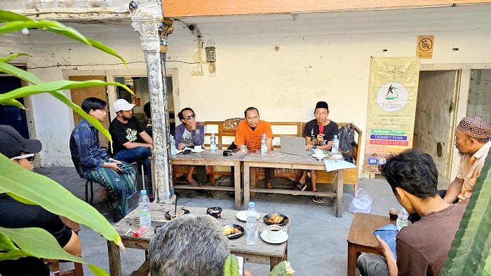 GAYENG: Syamsul Arifin (moderator), Yuswinardi (Hysteria), dan Umar Fauzi Ballah (KSS) dalam diskusi &rdquo;Seni dan Masyarakat&rdquo; yang diadakan Komunitas Sastra Stingghil dengan Kolektif Hysteria, Semarang.