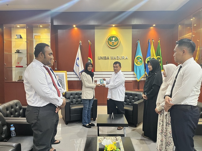 MEMBANGGAKAN: Rektor Uniba Madura menyerahkan berkas kepada mahasiswa yang akan mengikuti program Goes International Internship 2025, Senin (19/5) malam. (UNIBA MADURA UNTUK JPRM)