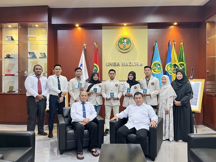 LUAR BIASA: Rektor Uniba Madura berfoto bersama jajaran pengurus dan mahasiswa yang mengikuti program Goes International Internship 2025, Senin (19/5) malam. (UNIBA MADURA UNTUK JPRM)
