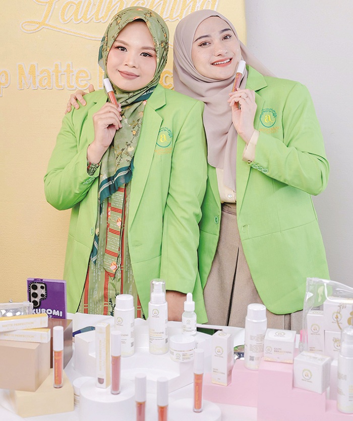 SIAP BERSAING: Owner Arinna Hidayah Skincare Arinah Hidayah (kiri) bersama Nadzira Shafa saat meluncurkan Arinna Hidayah Matte Perfection Lip Cream pada 3 Mei 2024.&nbsp;(HELMI UNTUK JPRM)
